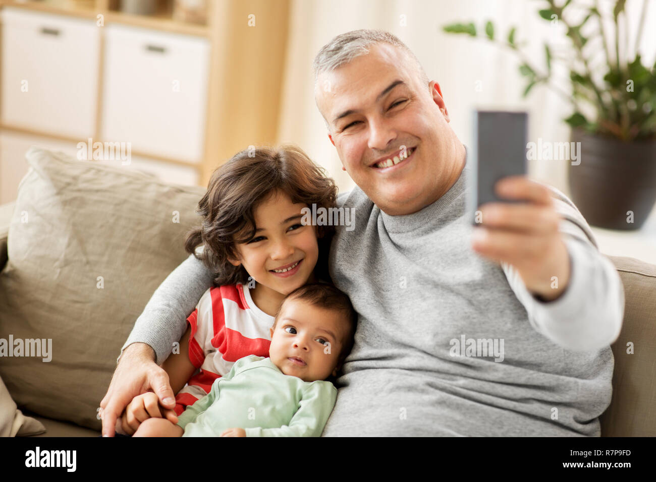 Gerne Vater mit Söhnen unter selfie zu Hause Stockfoto