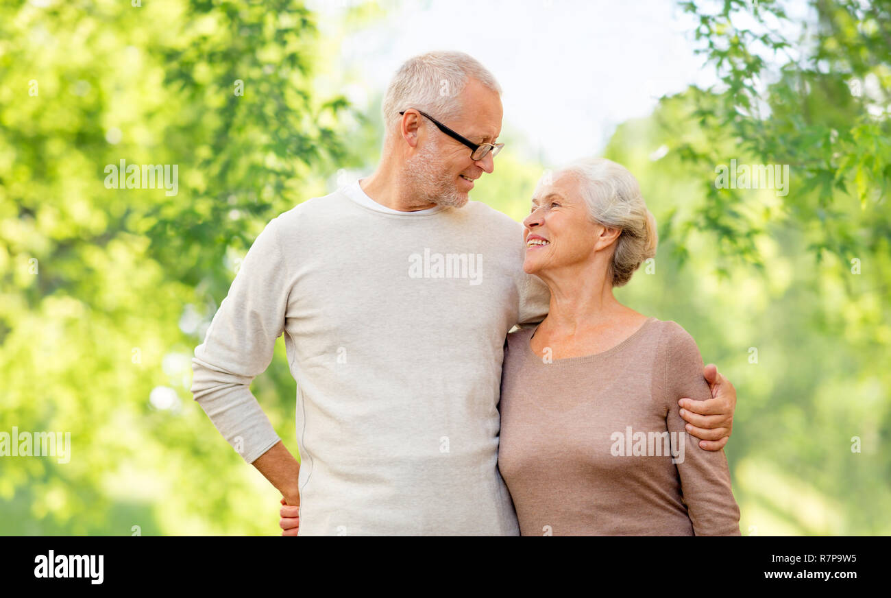 Senior Paar umarmen über natürliche Hintergrund Stockfoto