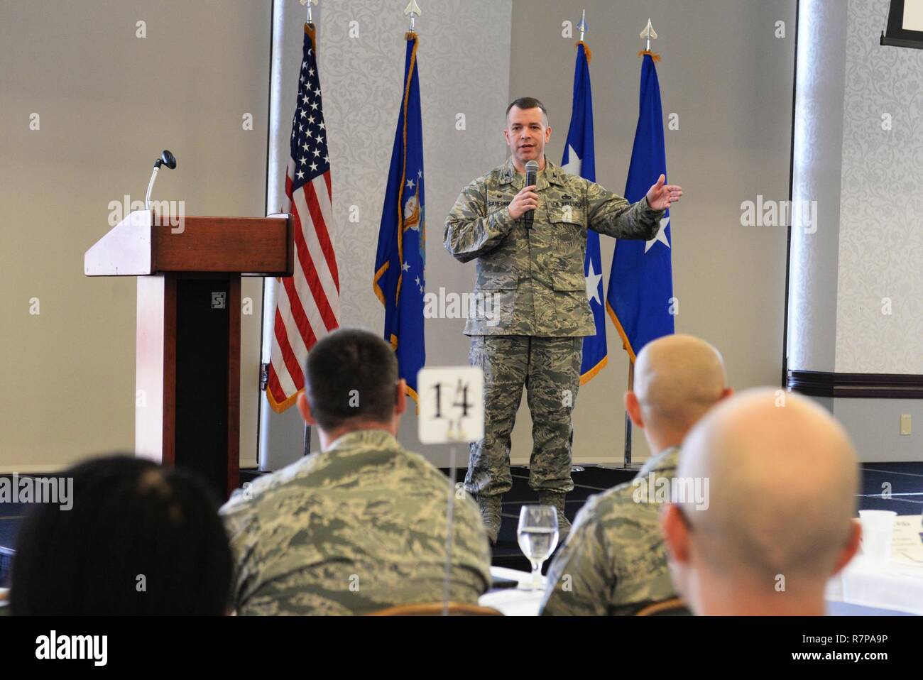 Oberst David Sanford, seiner 635 Supply Chain Operations Wing Commander, spricht über den Kahn Organigramm 21. März an der Scott Event Center. Er zeigte auf, wie die Logistik bereit stellen in ihren Missionen ausführen, um erfolgreich zu sein, besser zu nutzen. Die seiner 635 Kahn gehostet wird eine 2-tägige Logistik Gipfel, der zusammen gebracht Logistik Bereitschaft Führungspersönlichkeiten aus verschiedenen Befehle, so dass Sie von jeder anderen über, wie man besser ihre Verfahren und Prozesse lernen könnte. Stockfoto