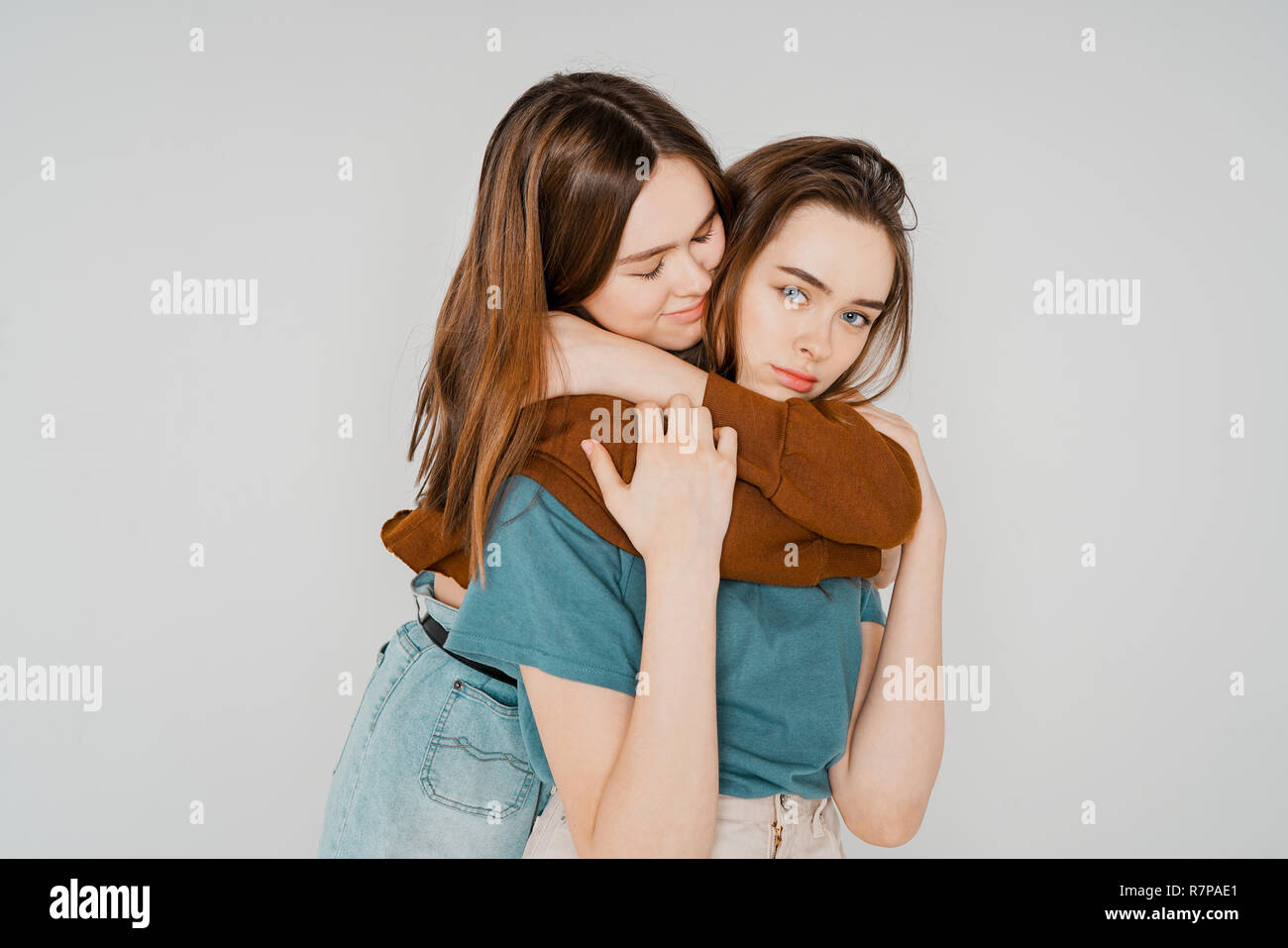 Zwei Schwestern, die Zwillinge schöne Mädchen Hipster in Freizeitkleidung auf Stockfoto