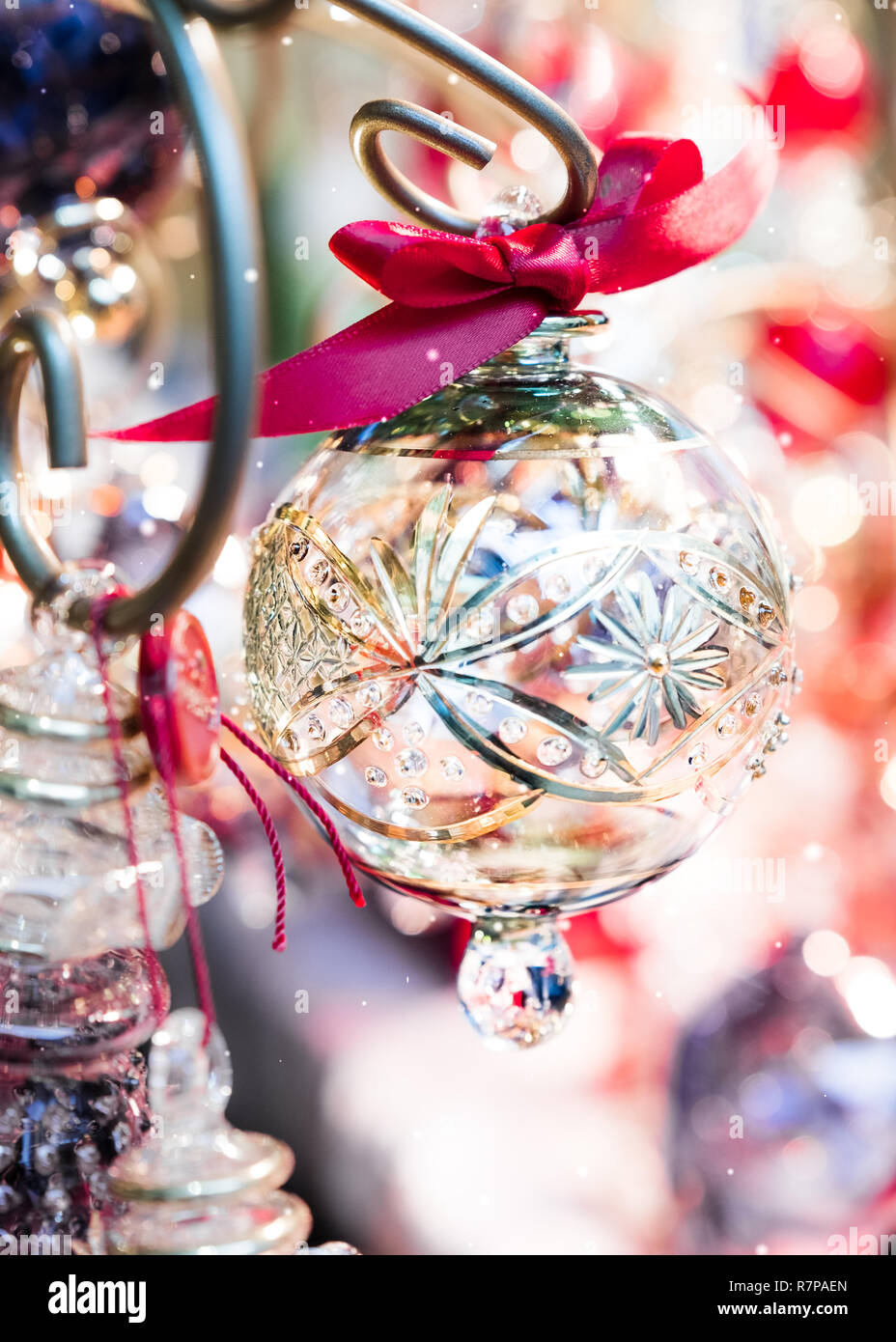 Mundgeblasenes Glas Christbaumkugeln zum Verkauf an Badewanne Weihnachtsmarkt. Stockfoto