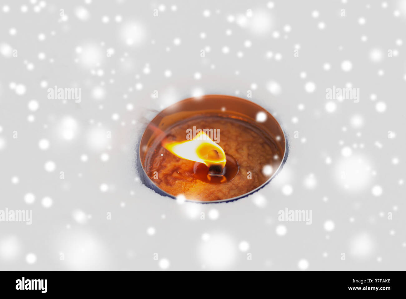 Weihnachten im freien Kerze brennt auf Schnee im winter Stockfoto