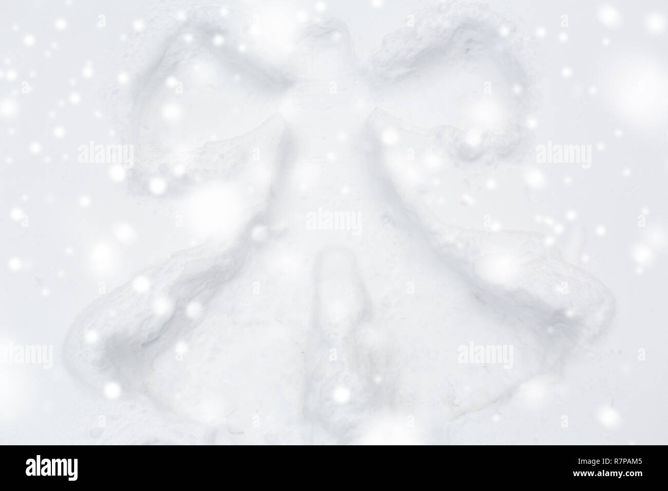 Engel-Silhouette oder Print-on-Snow-Oberfläche Stockfoto