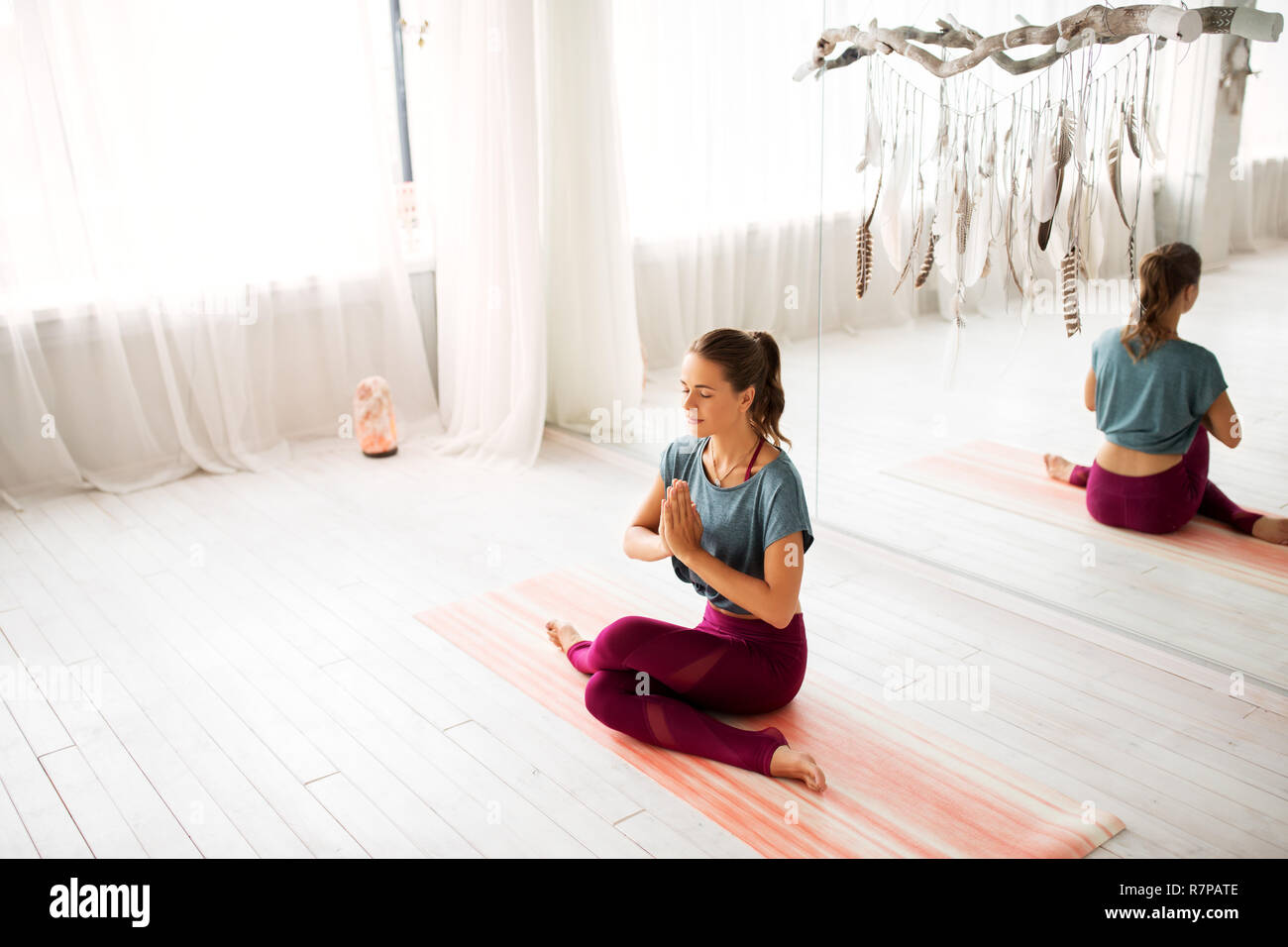 Frau meditieren bei Yoga Studio Stockfoto