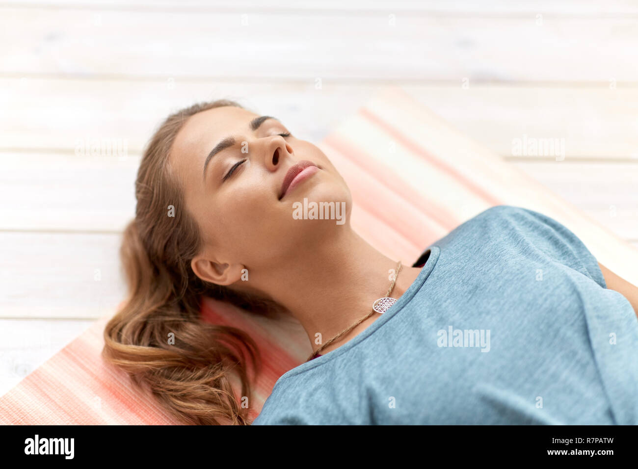 Frau yoga Leiche posieren im Studio Stockfoto