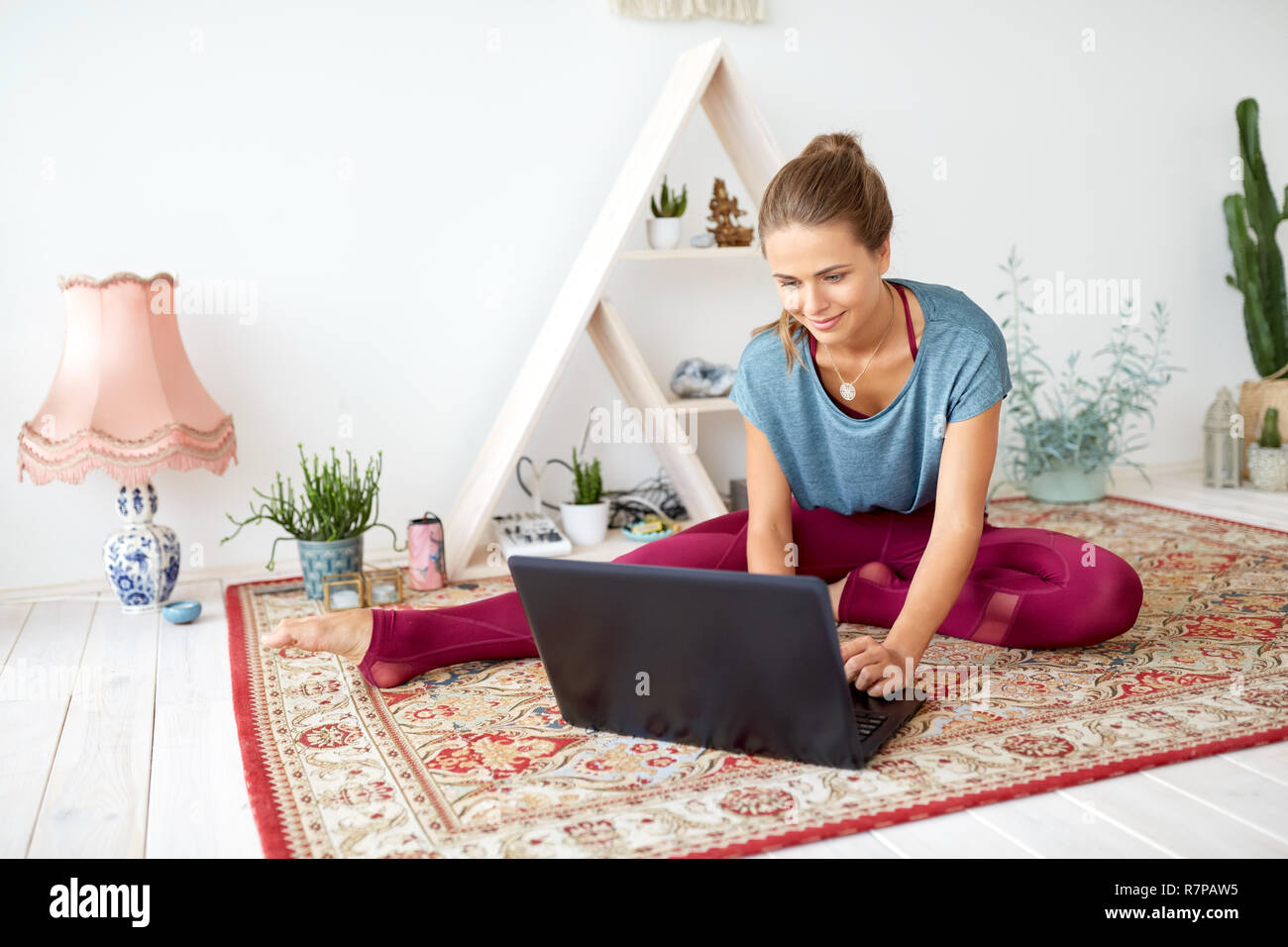 Frau mit Laptop bei Yoga Studio Stockfoto