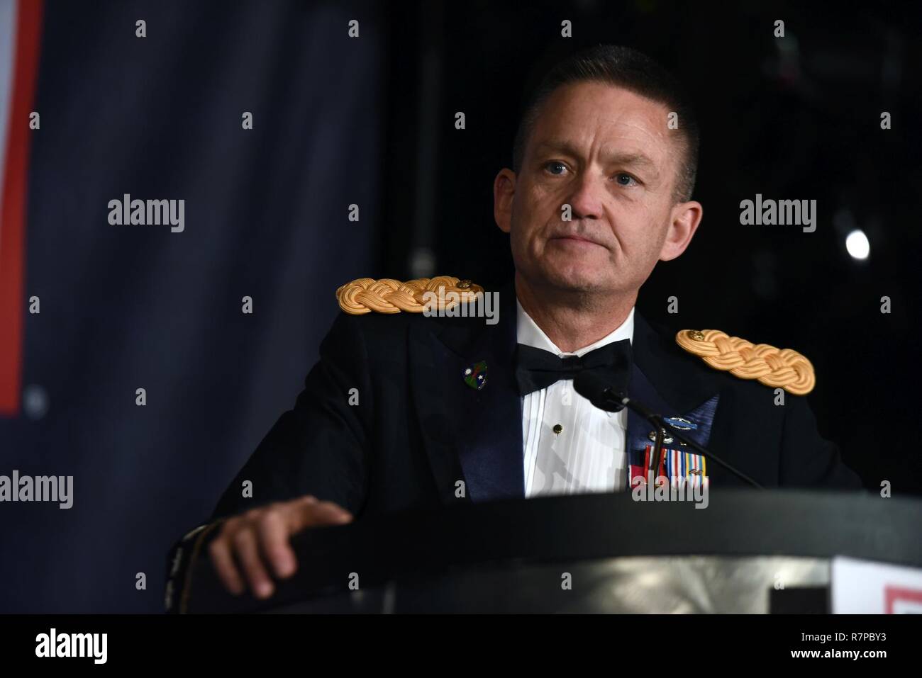 Armee, General Daniel Allyn, stellvertretender Stabschef der Armee, Adressen der USO der 35. jährlichen Metropolregion Washington-Baltimore's Awards Dinner, Arlington, Virginia, 21. März 2017. Senior Berater angeworben und deren Ehepartnern für ihre Beiträge, die unser Land und unsere militärischen geehrt wurden. Die Anerkennung wurde auch zur Ehre aller Senior Berater angeworben, die weltweit und deren Ehegatten. Stockfoto