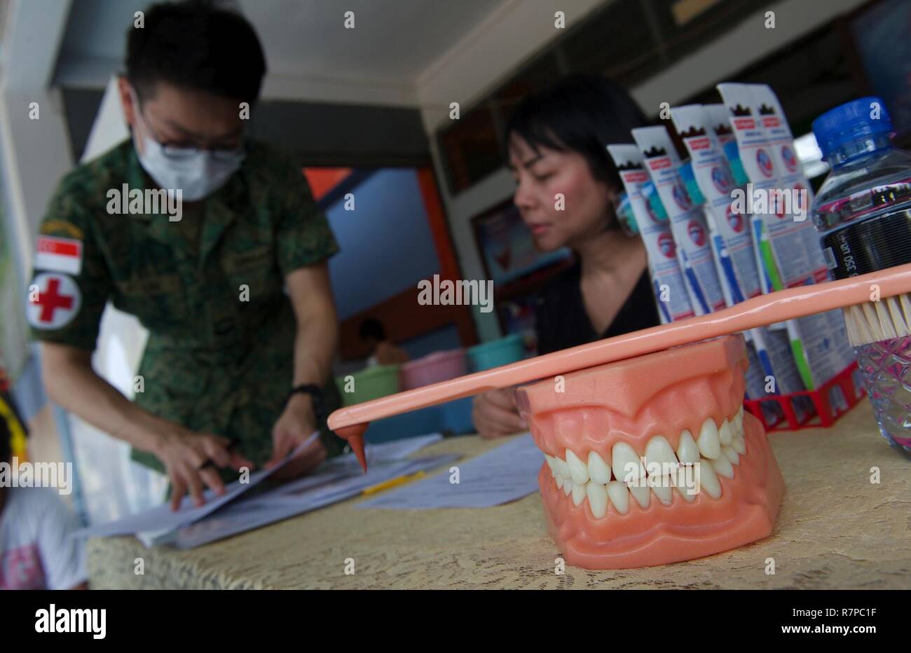 Mitglieder der Republik Singapur Luftwaffe zahnärztliche Team bereiten Patienten während der Übung bewältigen Tiger 17 (CT 17) Kombinierte staatsbürgerlichen Engagements Engagement bei Ban Tanod Poonpol Witthaya Schule, Provinz Nakhon Ratchasima, Thailand, 22. März 2017 zu akzeptieren. Die Kombination des staatsbürgerlichen Engagements Engagement bietet eine Steckdose für die Länder in der CT 17 teilnehmenden zurück zu der Gemeinschaft Umgebung Korat Royal Thai Air Force Base zu geben. Über 1.200 USA, Thai und Singapurischen militärische Mitglieder werden in jährlichen multilateralen der diesjährigen Übung, die auf die Verbesserung der gemeinsamen Bekämpfung der Bereitschaft und int ausgerichtet ist teilnehmen Stockfoto