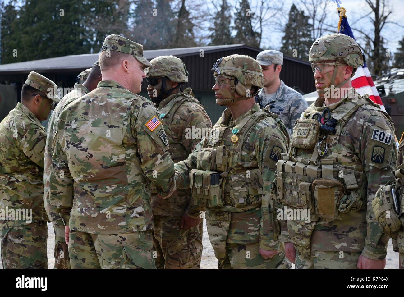 Us-Soldat, der 16 speziellen Truppen Battialion, 16 Sustainment Brigade, erhält Auszeichnungen für die besten Krieger Konkurrenz von Generalmajor Duane ein Glücksspiel, Kommandeur der 21 Theater Sustainment Command, im Rahmen eines Besuches während der Übung Vanguard Nachweis bei Pocek in Postonja, Slowenien, Jan. 21, 2017. Einheiten in das Bataillon aus vier separaten Basen in Deutschland und Italien kommen diese Schulungsveranstaltung durchführen zu können. Übung Vanguard Beweis ist eine kombinierte Übung zwischen dem 16 Sustainment Brigade und der slowenischen Streitkräfte konzentrierten sich auf die Verbesserung der Interoperabilität NATO-Betrieb Stockfoto