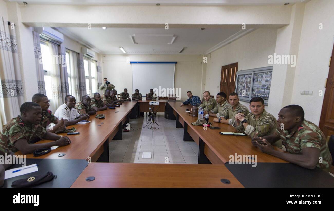 COTONOU, BENIN (21. März 2017) Übung Obangame Express 2017 Teilnehmer diskutieren, Board, Durchsuchung und Beschlagnahme und medizinische Verfahren in Vorbereitung auf die Übung Obangame Express 2017. Obangame Express, durch US Africa Command gefördert, ist entworfen, um die regionale Zusammenarbeit, den maritimen Bereich Sensibilisierung, Information-sharing-Praktiken zu verbessern, und Taktische verbot Expertise der kollektiven Fähigkeiten des Golfs von Guinea und an der westafrikanischen Ländern zu verbessern Meer-basierte illegalen Aktivität zu begegnen. Stockfoto