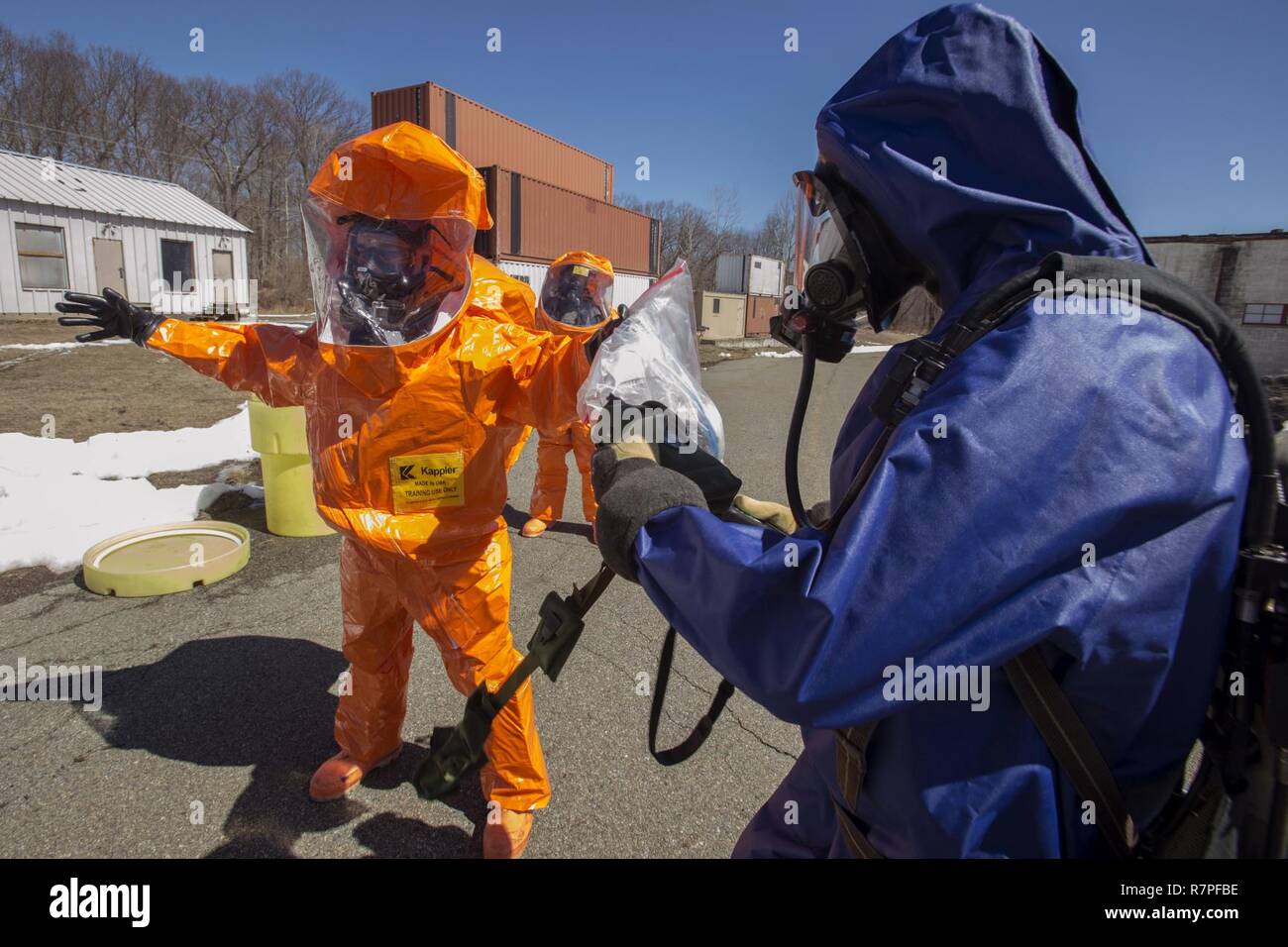 Ein Picatinny Arsenal Feuerwehrmann, rechts, Kontrollen New Jersey National Guard 21 Massenvernichtungswaffen Destruction-Civil Support Team Strike Team Mitglied Sgt. Joe Bercovic's Beweis Tasche für Lecks während einer Übung mit dem Picatinny Arsenal Feuerwehr am New Jersey Homeland Defense Homeland Security Center am Picatinny Arsenal, N. J., März 23, 2017. Das 21 WMD-CST ist eine gemeinsame Einheit aus New Jersey National Guard Soldaten und Piloten, deren Aufgabe es ist, die zivilen Autoritäten durch die Identifizierung von chemischen, biologischen, radiologischen und nuklearen Stoffen entweder in man-made oder Natura Stockfoto