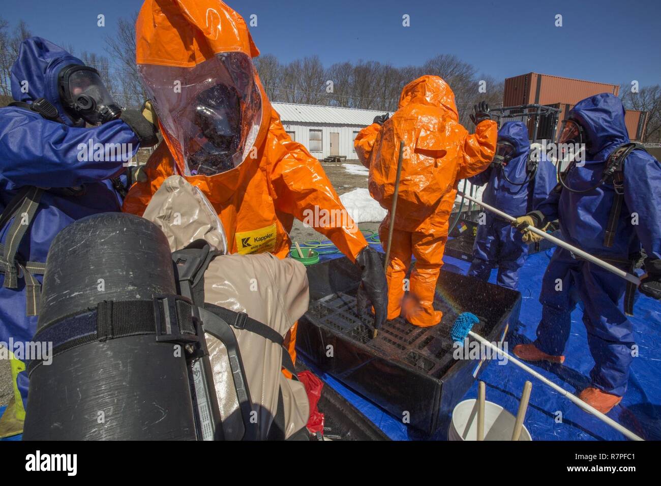 Strike Team Mitglieder Sgt. Joe Bercovic, zweiter von links, und die Mitarbeiter der Sgt. Nicky Lam, Center, beide mit 21 Waffen der New Jersey National Guard von Mass Destruction-Civil Support Team, werden durch Picatinny Arsenal Feuerwehrmänner während einer Übung mit dem Picatinny Arsenal Feuerwehr am New Jersey Homeland Defense Homeland Security Center am Picatinny Arsenal, N. J., März 23, 2017 dekontaminiert werden. Das 21 WMD-CST ist eine gemeinsame Einheit aus New Jersey National Guard Soldaten und Piloten, deren Aufgabe es ist, die zivilen Autoritäten durch die Identifizierung von chemischen, biologischen, radiologischen, Stockfoto