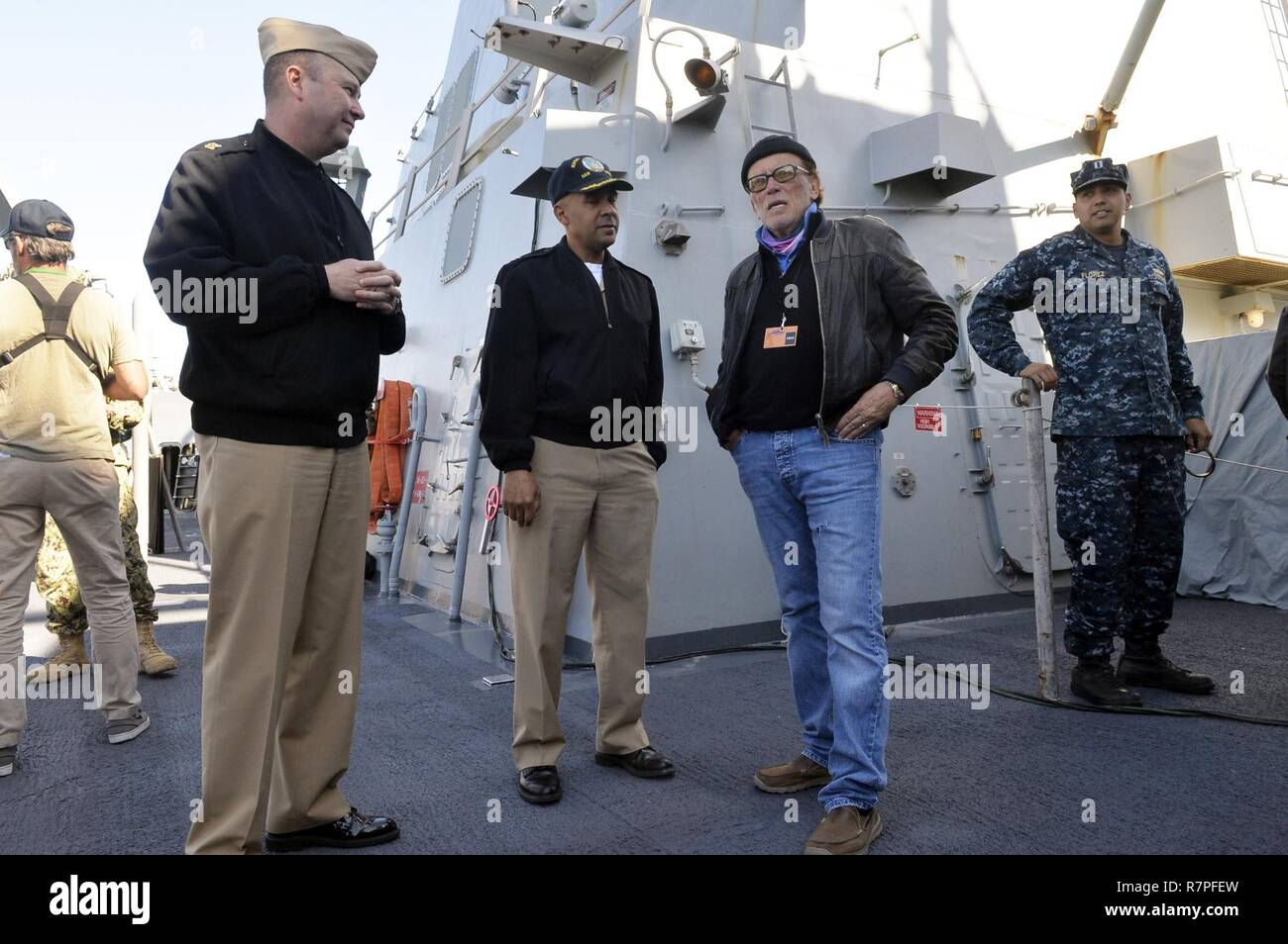 SAN DIEGO (23. März 2017) Naval Base San Diego befehlshabenden Offizier, Kapitän Roy Liebe, Mitte, und Command Master Chief Matt Ruane sprechen zu Schauspieler Peter Weller während der Dreharbeiten der TV-Show "Das letzte Schiff' an Bord der Lenkwaffen-zerstörer USS Sterett (DDG104). Stockfoto