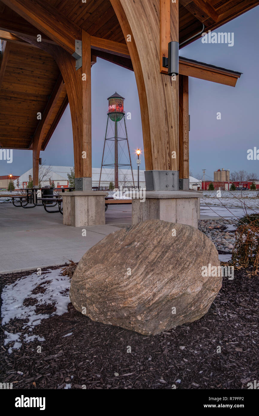 Bellamy Harbor Park Anlage nach Sonnenuntergang mit Rom Turm an der Rückseite Stockfoto