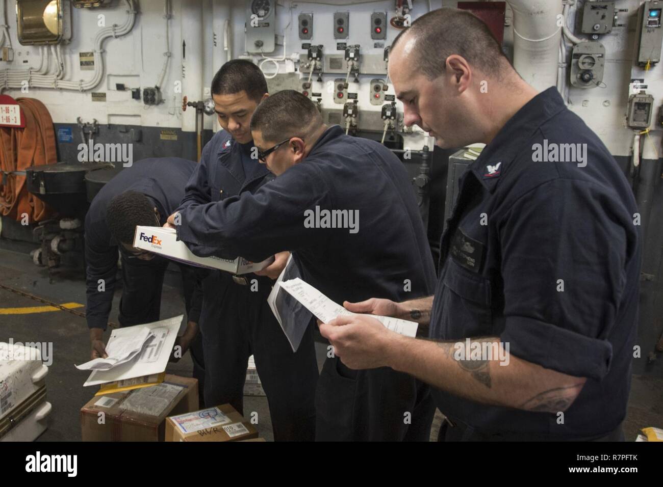 Philippinischen MEER (März 21, 2017) von rechts, Logistik Spezialist 3. Klasse Josua Stephens, von Dry Ridge, Ky., Logistik Spezialist 2. Klasse Paul Ruiz-Esparza, aus San Jose, Calif., Logistik Spezialist 2. Klasse David Sacdal, aus San Francisco, und Fachkraft für Lagerlogistik 2. Klasse Justin Brown, von Jackson, Fräulein, separate Netzteile für die Perspektive der Arbeit mitten im Hangar Bucht von Amphibisches Schiff USS BONHOMME RICHARD (LHD6). Bonhomme Richard, dem Flaggschiff der Bonhomme Richard Expeditionary Strike Group, mit Eingeschifft 31 Marine Expeditionary Unit (MEU) ist auf einer Routinepatrouille, Ope Stockfoto