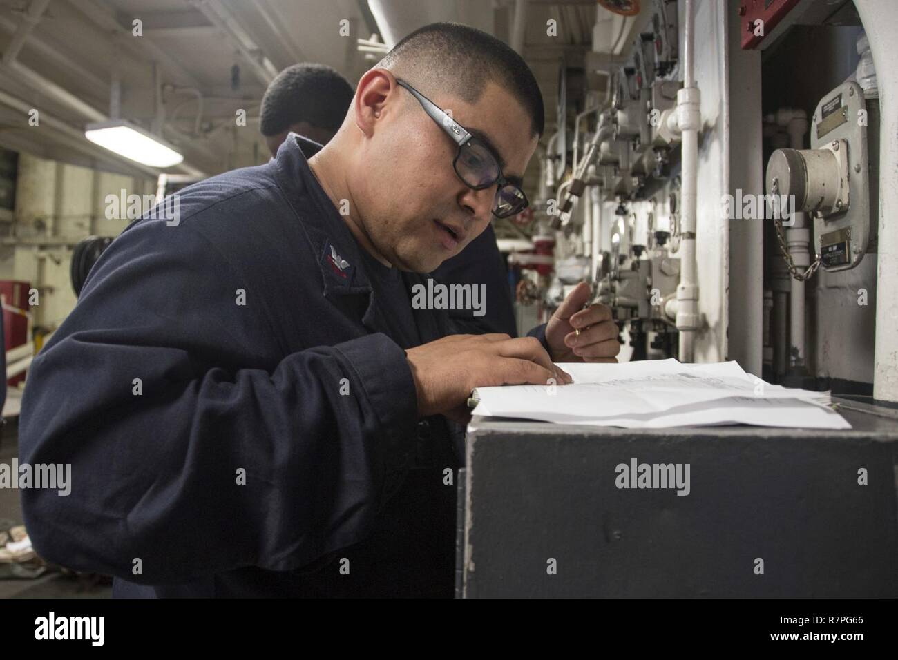 Philippinischen MEER (21. März 2017) Fachkraft für Lagerlogistik 2. Klasse Paul Ruiz-Esparza, aus San Jose, Calif., Konten die Versorgung unter Perspektive Arbeitsplätze im Hangar Bucht von Amphibisches Schiff USS BONHOMME RICHARD (LHD 6) verteilen. Bonhomme Richard, dem Flaggschiff der Bonhomme Richard Expeditionary Strike Group, mit Eingeschifft 31 Marine Expeditionary Unit (MEU) ist auf einer Routinepatrouille in der Indo-Asia - Pazifik Region warfighting Bereitschaft und Haltung als ready-Response Force für jede Art der Kontingenz zu verbessern. Stockfoto
