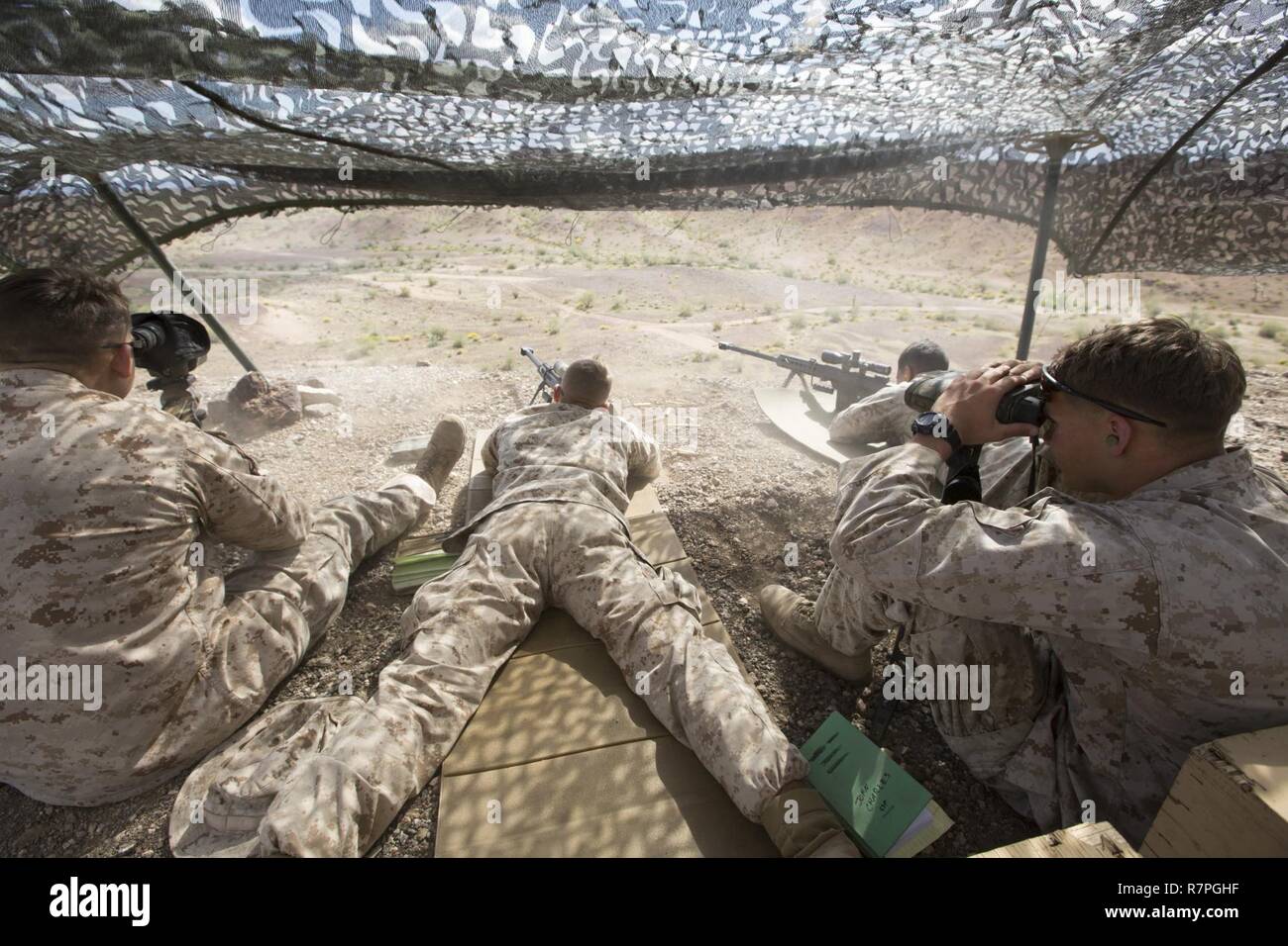Us-Marines mit Waffen Firma, 2.BATAILLON, 6 Marine Regiment, 2nd Marine Division (2d), führen MARDIV SASR-M107 Sniper Rifle marksmanship Ausbildung bei Southpad Sniper Shooting Range als Teil von Talon Übung (TalonEx) 2-17, Yuma, A.Z., 22. März 2017. Der Zweck der TalonEx wurde für Boden Kampf Einheiten integrierte Ausbildung zur Unterstützung der Waffen und Taktiken Instructor Kurs (WTI) 2-17 durchzuführen, bewirtet durch Marine Aviation Waffen und Taktiken Squadron (MAWTS-1). Stockfoto