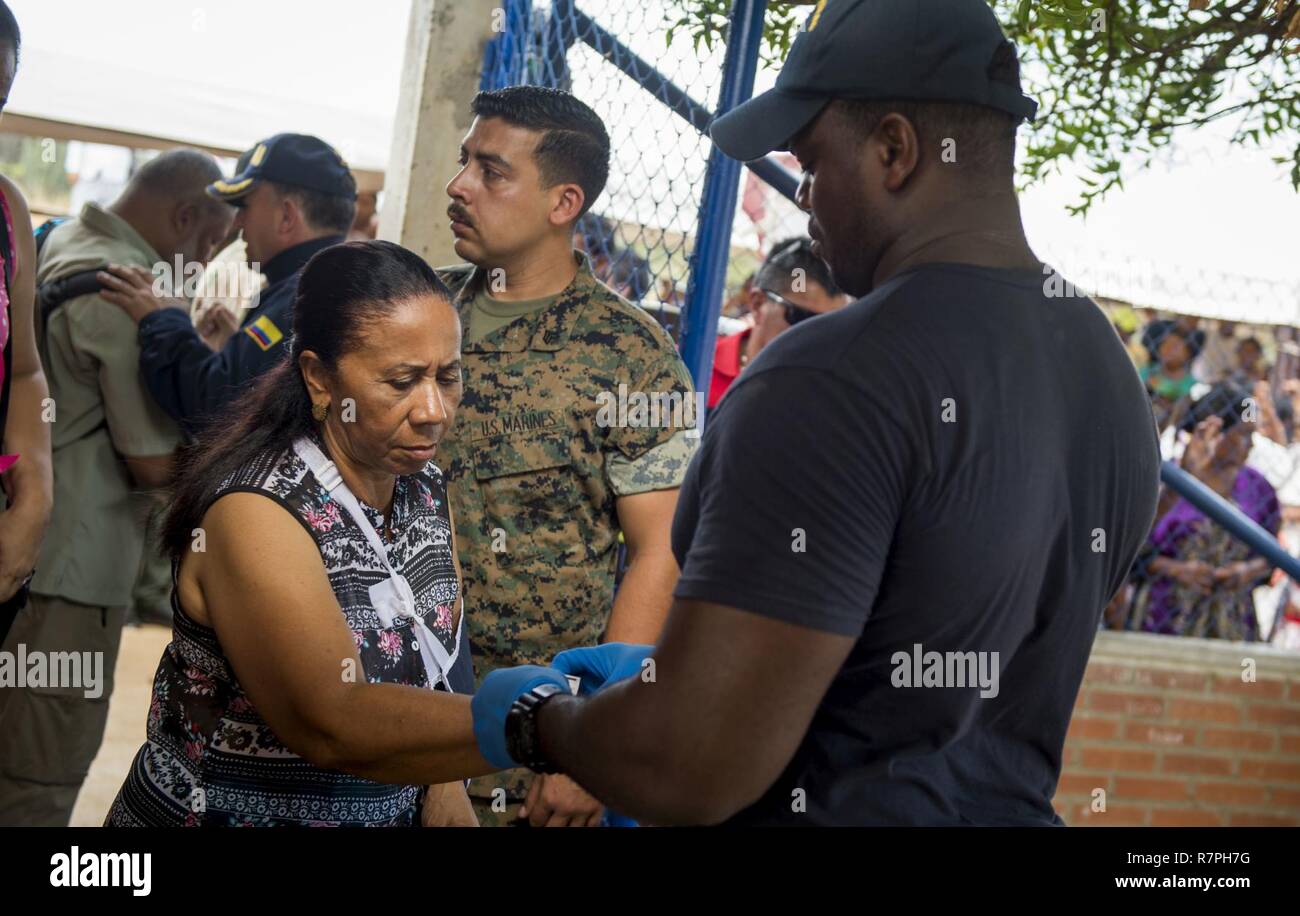 MAYAPO, Kolumbien (25. März 2017) - Hospital Corpsman 3. Klasse Brian Hutchinson, ein Eingeborener von Kingston, Jamaika, zu Naval Hospital Jacksonville, Fla., setzt eine Registrierung Band auf einem Host nation Patienten bei den fortgeführten Versprechen 2017 (CP-17) medizinische Website in Mayapo, Kolumbien. CP-17 ist ein US Southern Command - gefördert und U.S. Naval Forces Southern Command/USA Flotte - durchgeführt Einsatz zivil-militärische Operationen durchzuführen, einschließlich humanitärer Hilfe, Ausbildung Engagements und medizinische, zahnmedizinische und veterinärmedizinische Unterstützung in einer Bemühung, US-Unterstützung und Commitment zu zeigen Stockfoto