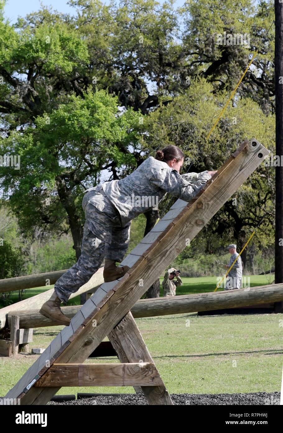 Armee finden Staff Sgt. Justine Bottorff, Herkimer, New York, native und Drill Sergeant mit Echo Company, 2-389 th Infanterie Regiment, 3. Brigade, 98th Abteilung Weiterbildung (erster Eintrag), navigiert ein Hindernis bei der 108 Ausbildung Befehl (IET) 2017 Unteroffizier des Jahres Wettbewerb im Camp Bullis, Texas, March 19-24. Bottorff gewann den Titel von 98Th Abteilung Weiterbildung (IET) Drill Sergeant des Jahres. Stockfoto