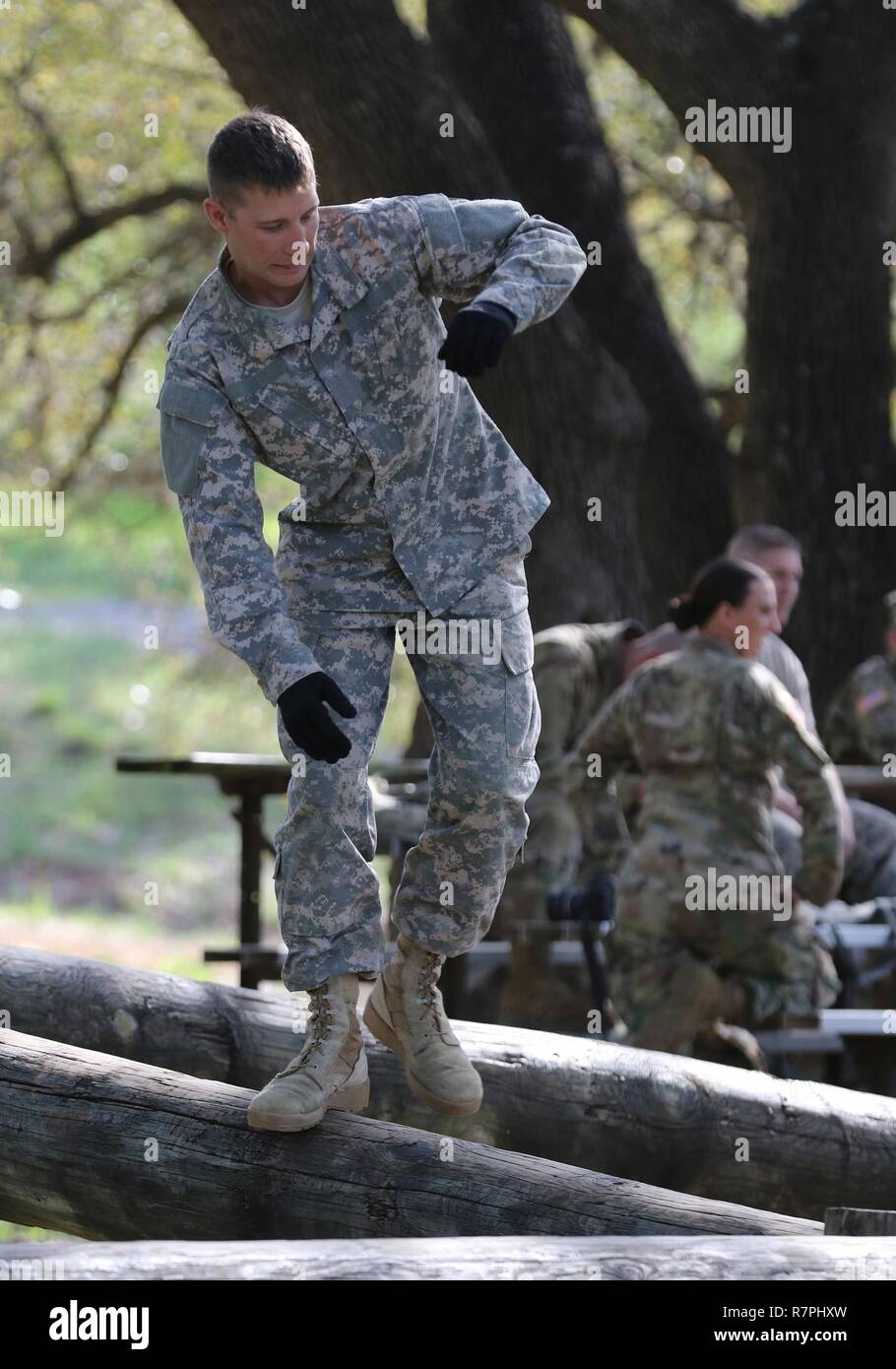 Armee finden Staff Sgt. Miguel Gallegos, ein Omaha, Nebraska native und Drill Sergeant mit Foxtrott, 3-485 th Battalion, 1. Brigade, 98th Abteilung Weiterbildung (erster Eintrag), manuevers durch ein Hindernis bei der 108 Ausbildung Befehl (IET) Beste Krieger Wettbewerb im Camp Bullis, Texas, March 19-24, 2017. Gallegos gewann die 2017 Noncommissioned Officer des Jahres Titel für die 98Th Abteilung Weiterbildung (IET). Stockfoto