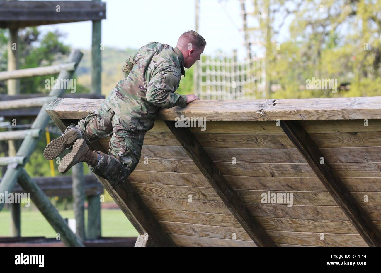 Armee finden Staff Sgt. Adam Speck, ein Davisburg, mich heimisch und Infanteristen mit 334 Infanterie Regiment, 1.BATAILLON, 3. Brigade, 95 Abteilung Weiterbildung (erster Eintrag), manuevers über eine umgekehrte Wand Hindernis im Camp Bullis, Texas, 21. März 2017 im Rahmen der 108. Ausbildung-Befehl (IET) 2017 besten Krieger Wettbewerb. Als Citizen-Soldier, Speck geehrt ist ein "Teil einer Gemeinschaft, die bereit ist, zu implementieren und zu verlassen Lieben hinter sich, wenn das Land ist, die Hilfe benötigen." Stockfoto