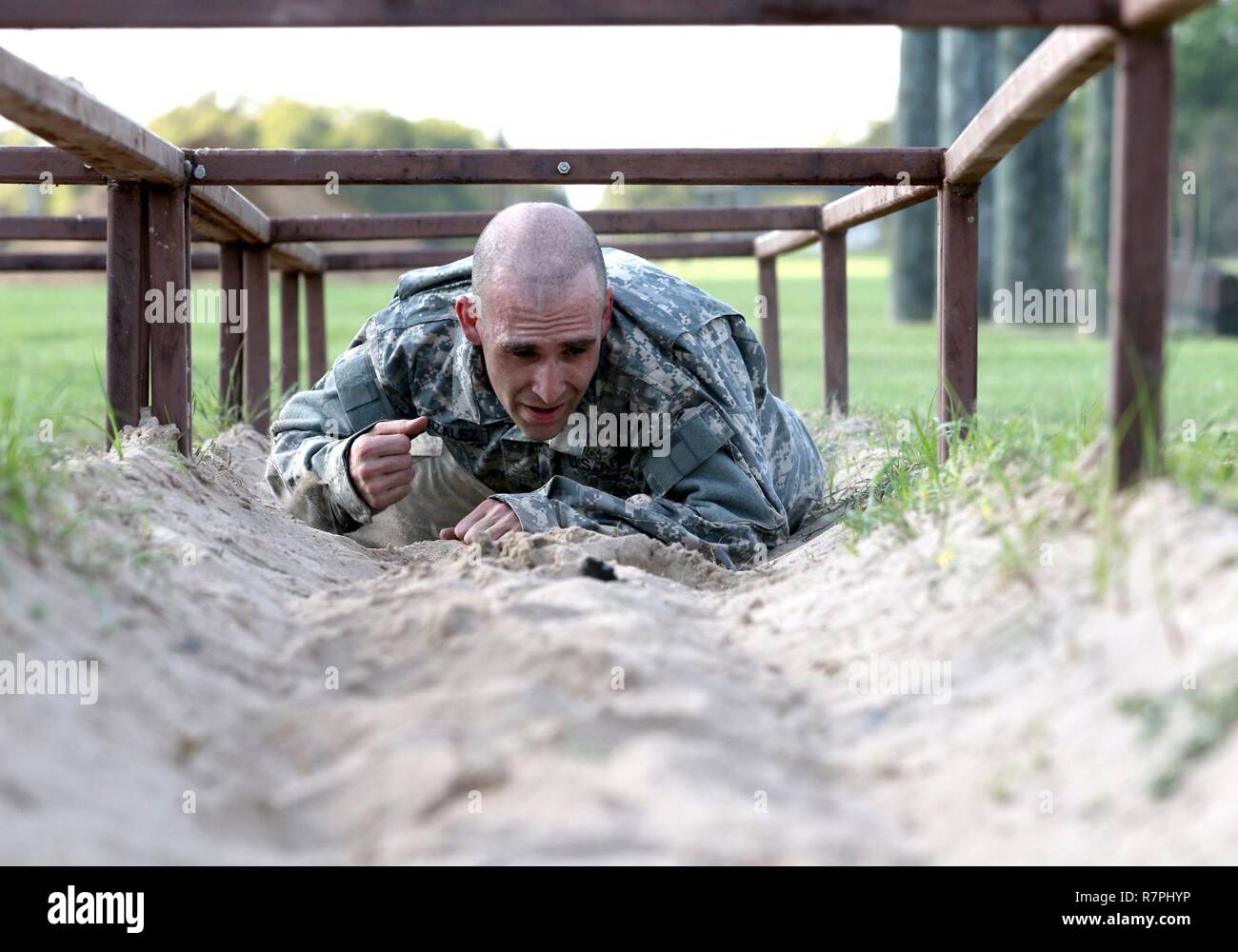 Armee finden Spc. Enrique Gonzalez, ein Elkton, Maryland native und infrantryman mit Echo Company, 1-304 th Infanterie Regiment, 4. Brigade, 98th Ausbildung Abteilung Ausbildung (Ersterfassung) rundet das letzte Hindernis während der 108. Ausbildung-Befehl (IET) Beste Krieger Wettbewerb im Camp Bullis, Texas, March 19-24, 2017. Stockfoto