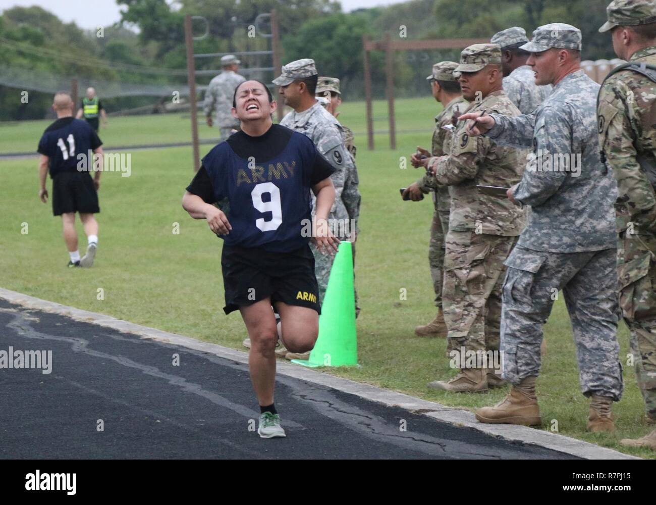 Armee finden Sgt. Karent McElroy, Sanford, Maine native und Drill Sergeant mit Charlie Company, 1-304 th Infanterie Regiment, 4. Brigade, 98th Abteilung Weiterbildung (erster Eintrag), rundet Ihre Armee körperliche Fitness Test während der 108. Ausbildung-Befehl (IET) 2017 besten Krieger Wettbewerb im Camp Bullis, Texas, March 19-24. Die APFT folgte ein anstrengender Tag, dass ein 10 k road März, zwei Bereich Veranstaltungen und ein Hindernis Kurs enthalten. Stockfoto