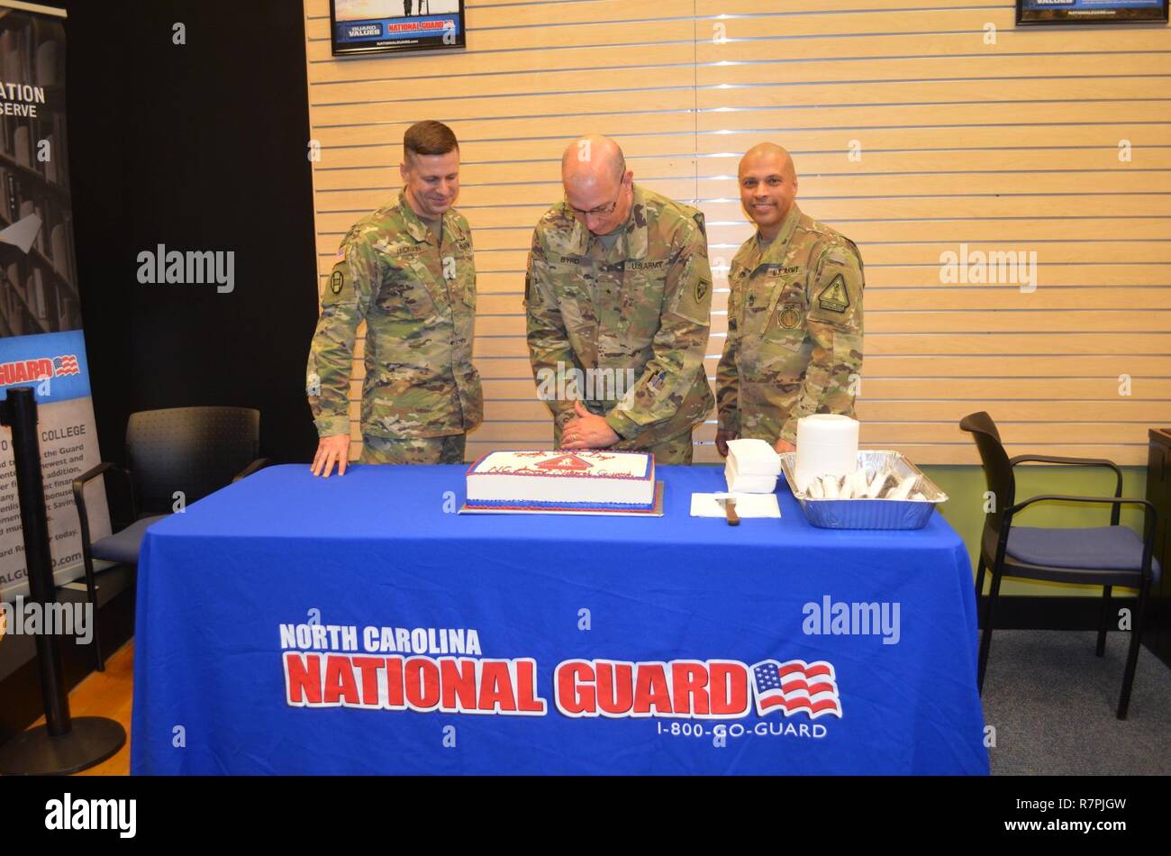 Senior NC-Guard Führer, oben NC-Guard Recruiter, Charlotte Handelskammer Mitglieder und Mall Beamte die Öffnung der NCNG der westlichen Region Recruiting Center feierte, an der Northlake Mall am 24. März 2017. Während der Eröffnung, (von links) Oberstleutnant Ton Jackson, Recruiting und Retention Bataillonskommandeur, Brig. General John Byrd, Stellvertretender Adjutant General für Inlandsgeschäfte und Master Sgt. Joseph Ruiz, Charlotte Recruiting und Retention ablösen 1. gefeiert von North Carolina National Guard 354. Geburtstag. Die Milizen, die später die NC-National Guard, est war Stockfoto