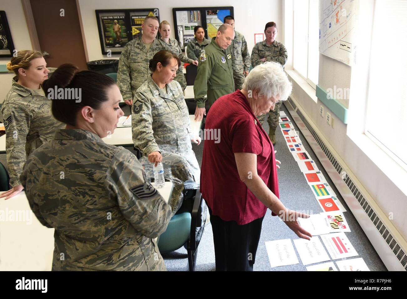 Flieger von Die 168 Flügel und 354 Fighter Wing, Eielson AFB, Alaska, wurden von Soldaten aus der Alaska National Guard für fünf Tage protokoll Grundlagen Kurs an Eielson, März 20-24, 2017 beigetreten. Die Klasse wurde von Frau Maggie Bonner, US Air Force Protokoll und speziellen Event Management, Air Force Services Aktivität, Lackland AFB, Texas gelehrt. Stockfoto