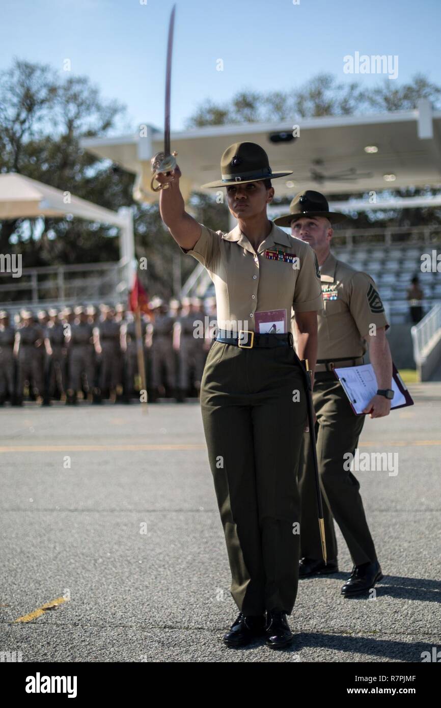 Senior Drill Instructor Staff Sgt. Trelaine S. Buffaloe, Platoon 4010, November, 4. rekrutieren Ausbildung Bataillon, bereitet ihr Zug in Ausbildung während eines abschließenden Bohrer Bewertung März 22, 2017, auf Parris Island, S.C. Buffaloe, 30 nennen, ist von Waldorf, Md. November Unternehmen Absolvent am 31. März 2017 geplant ist. Parris Island ist der Aufstellungsort des Marine Corps, Ausbildung rekrutieren seit Nov. 1, 1915. Heute, rund 19.000 Rekruten kommen auf Parris Island jährlich für die Chance, United States Marines werden durch dauerhafte 12 Wochen der Strenge, transformative Training. Parris Insel Stockfoto