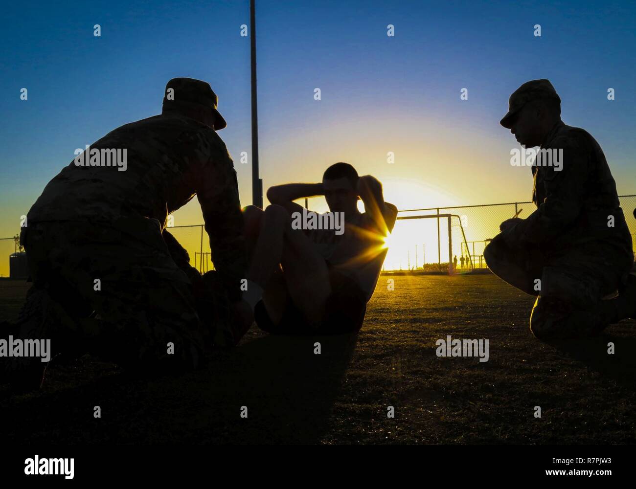 Eine Armee-reservesoldat vom 335.- Signal (Theater) führt die sit-ups während der Armee körperliche Fitness Test am Fort Huachuca, Arizona, 27. März als Teil des Befehls besten Krieger Wettbewerb 2017. Die 5-tägige Wettbewerb zahlreiche körperliche und geistige Herausforderungen an die Soldaten wie sie kämpfen, um zu gewinnen und Ihren Befehl an die US Army Reserve Command's Best Krieger Konkurrenz später dieses Jahr vertreten. Stockfoto