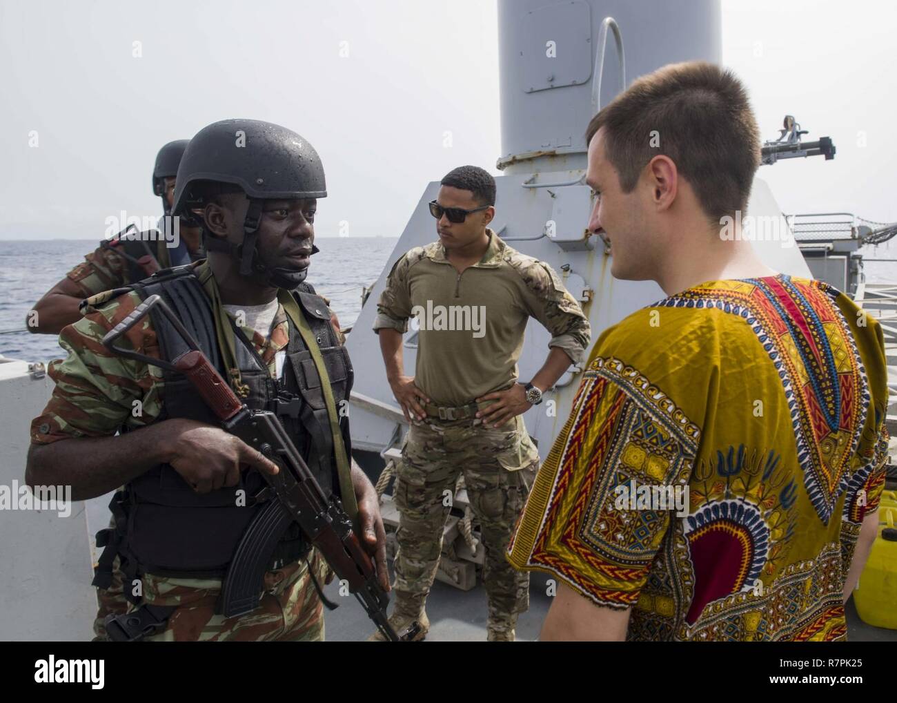 COTONOU, BENIN (26. März 2017) a Benin sailor Fragen eine französische Sailor bei einem Besuch, Board, Durchsuchung und Beschlagnahme bohren an Bord der französischen Fregatte E.V. Jacoubet (F794) während der Übung Obangame Express 2017. Obangame Express, durch US Africa Command gefördert, ist entworfen, um die regionale Zusammenarbeit, den maritimen Bereich Sensibilisierung, Information-sharing-Praktiken zu verbessern, und Taktische verbot Expertise der kollektiven Fähigkeiten des Golfs von Guinea und an der westafrikanischen Ländern zu verbessern Meer-basierte illegalen Aktivität zu begegnen. Stockfoto