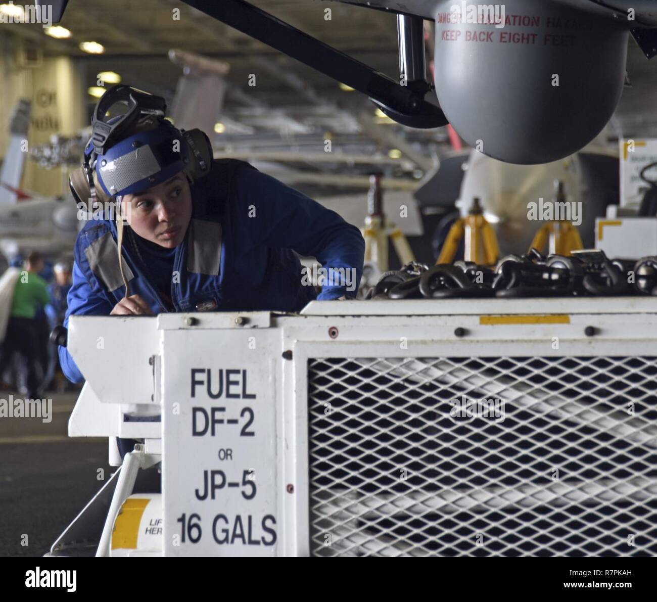 Arabischen Golf (24. März 2017) der Luftfahrt Bootsmann Mate (Handling) Airman Kristal Williams betreibt ein Spotting dolly an Bord der Flugzeugträger USS George H.W. Bush (CVN 77) (GHWB). GHWB ist in den USA der 5. Flotte Bereich für Maßnahmen zur Erhöhung der Sicherheit des Seeverkehrs auf die Verbündeten und Partnern zu beruhigen bereitgestellt, und der Freiheit der Schiffahrt und des freien Handels in der Region erhalten. Stockfoto