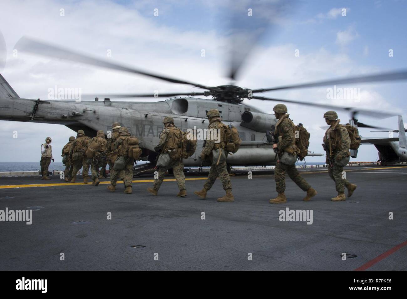 EAST CHINA SEA (24. März 2017) Marines, zugeordnet zu den 31 Marine Expeditionary Unit (MEU), begeben Sie sich Ein CH-53E Super Stallion, zugeordnet zu den "Flying Tigers" der Marine Medium Tiltrotor Squadron (VMM) 262, auf dem Flugdeck des Amphibious Assault ship USS BONHOMME RICHARD (LHD6) während einer Air Assault Übung als Teil einer Zertifizierung (certex). CERTEX durchgeführt wird zur Bewertung der Integration aller Elemente von Bonhomme Richard Expeditionary Strike Group (BHR ESG) und 31 Marine Expeditionary Unit (MEU) ihre Fähigkeit zur Planung und Mission wesentliche Aufgaben ausführen zu testen. B Stockfoto