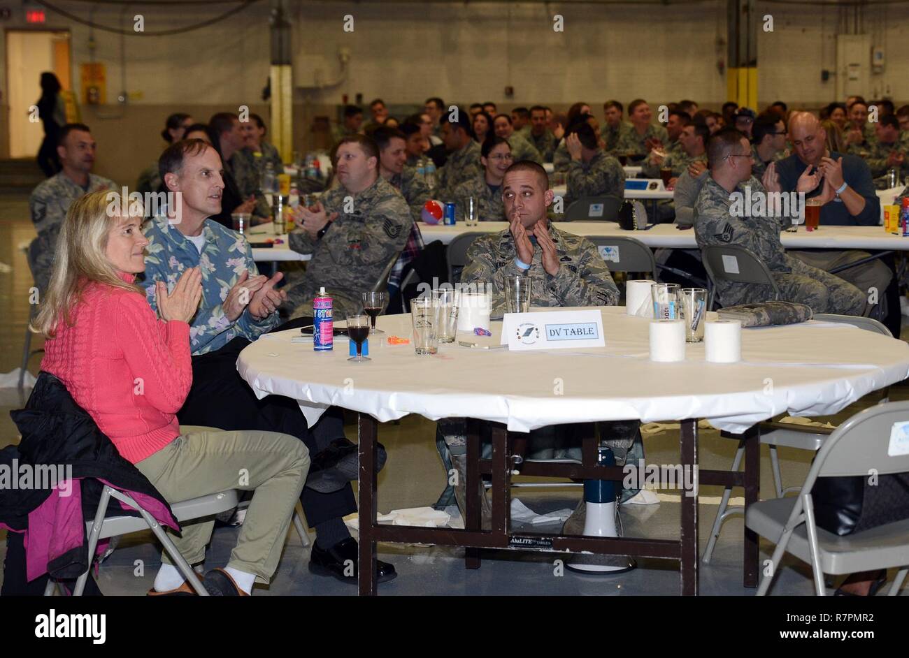 Oberstleutnant Mark Szatkowski (Mitte), 62 Aircraft Maintenance Squadron Commander und McChord bürgerliche Führer (links), applaudieren Knucklebuster nominierten März 24, 2017, Joint Base Lewis-McChord, Washington eine Luftwaffe Tradition, Logfest wurde der gehosteten Team McChord Beste der Besten zu erkennen. Stockfoto