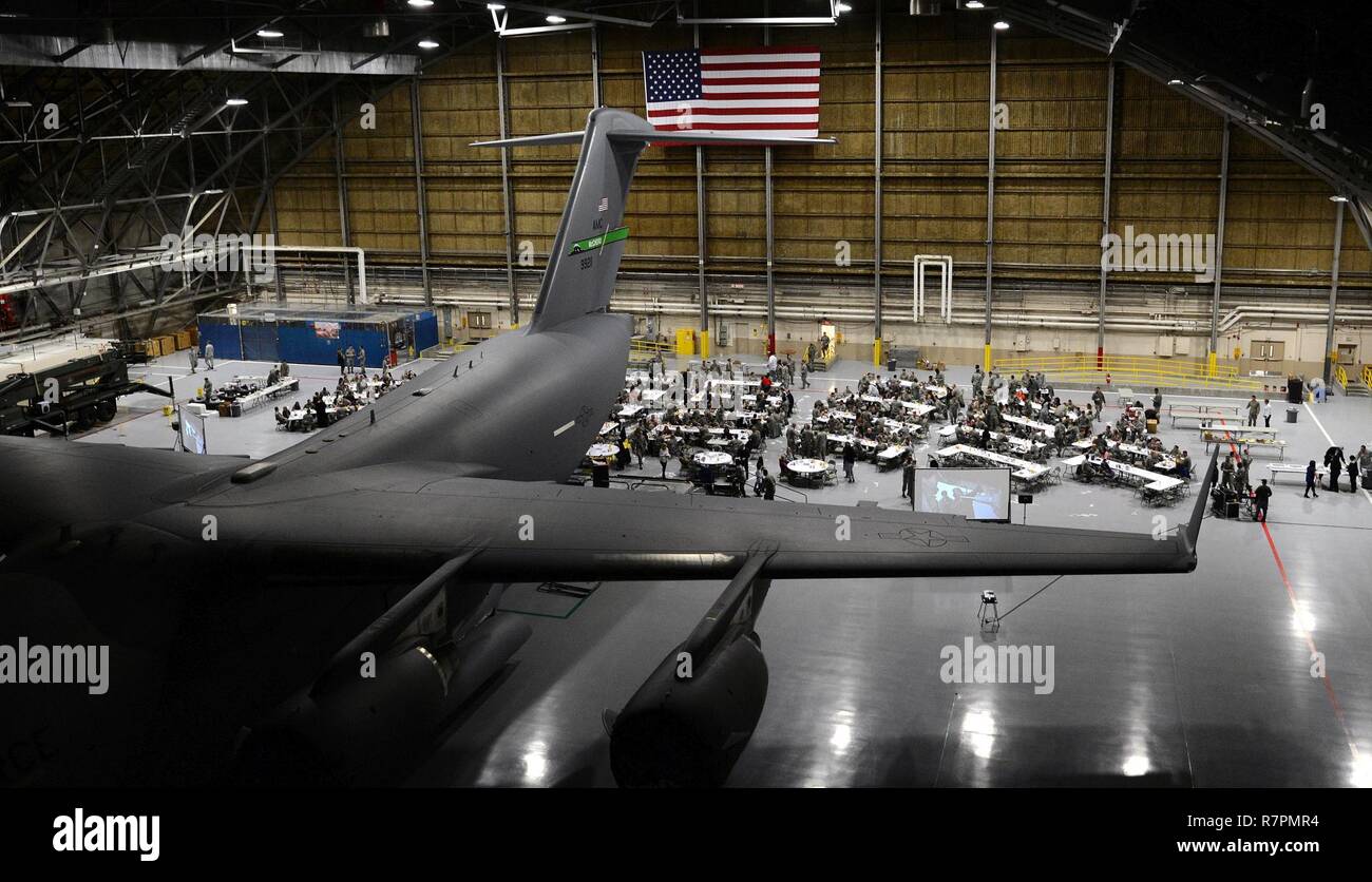 Logfest Teilnehmer 2017 über eine gebotene Essen März 24, 2017, Joint Base Lewis-McChord, Washington mehr als 500 Flieger und Familien anwesend in diesem Jahr nominierten Knucklebuster zu erkennen waren. Stockfoto