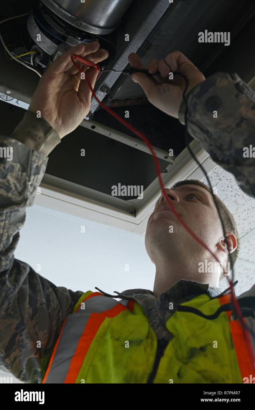 Us Air Force Staff Sgt. Brett Achterhof, Heizung Lüftung Klimaanlage/Kältemittel Geselle, 773 Tiefbau Squadron, Mühe schießt eine Einheit Heizung Motor auf einer gemeinsamen Basis Elmendorf-Richardson, 22. März 2017. Achterhof reagierte auf ein Anruf beim Kundendienst über die Heizung einen rauchigen Geruch. Stockfoto