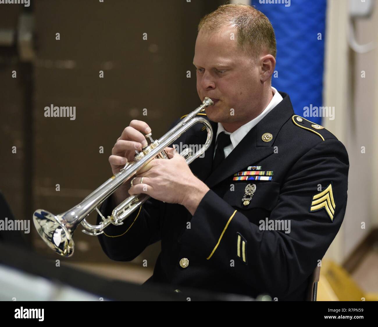 Sgt. David Hixson, Blechbläserquintett Mitglied, 106Th Army Band, Arkansas National Guard, führt eine patriotische Lied an der 2. jährlichen Vietnam Krieg Gedenken Feier zu Ehren des 50. Jahrestags der Vietnam Veteranen aus dem Krieg heimkehrenden am Ft. Wurzeln VA Medical Center in North Little Rock, Arche, am 28. März. Stockfoto