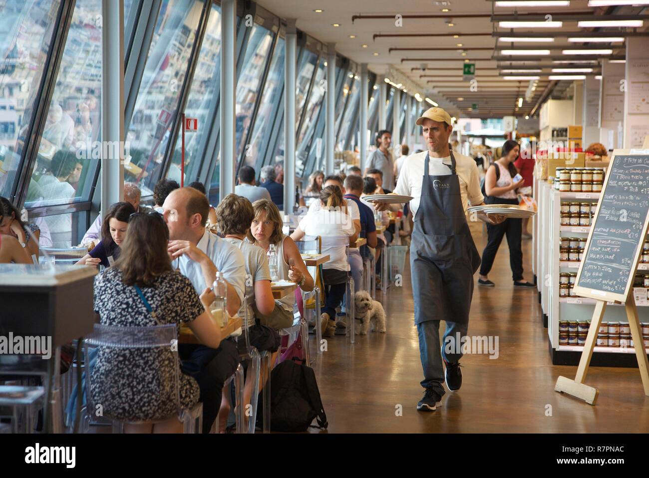 Italien, Ligurien, Gene, der antike Hafen, Server in der spannweiten von Eataly, einem Concept Store eingeweiht Gastronomie Italienisch Stockfoto