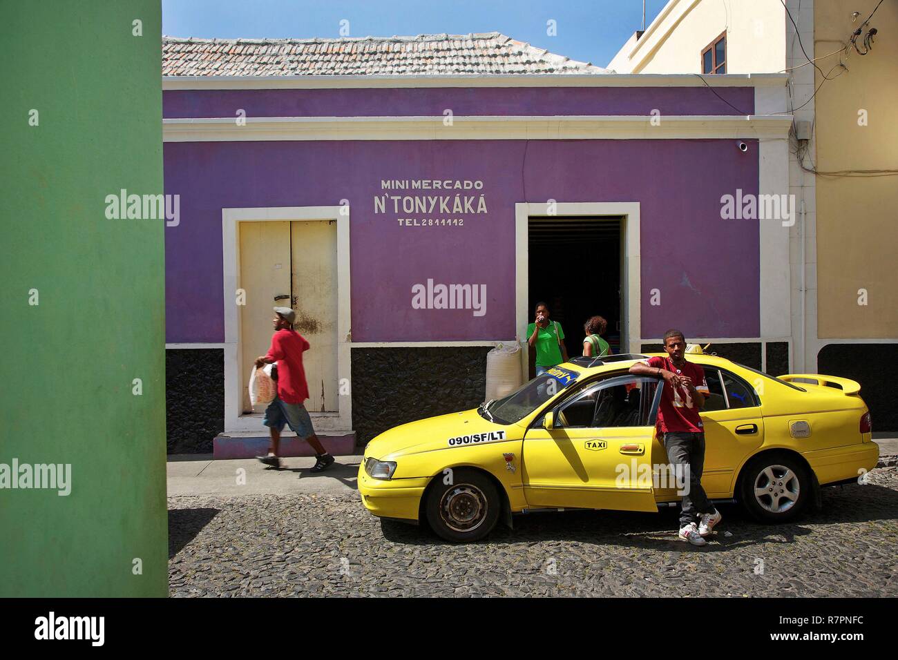 Kap Verde, Fogo, Sao Filipe, gelbes Taxi vor der bunten Häuser aus der Kolonialzeit Stockfoto