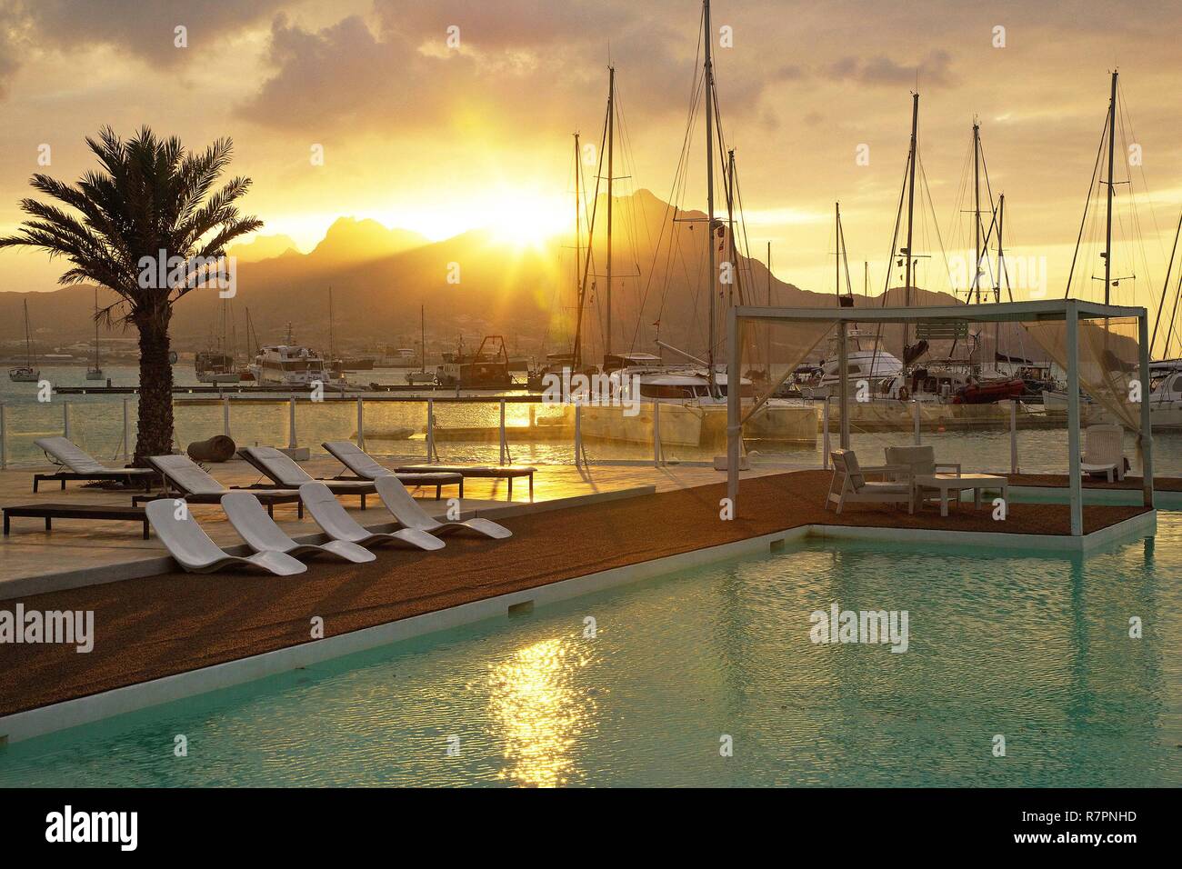 Kap Verde, Sao Vicente, Mindelo, Smimming Pool der Marina am Sonnenuntergang Stockfoto