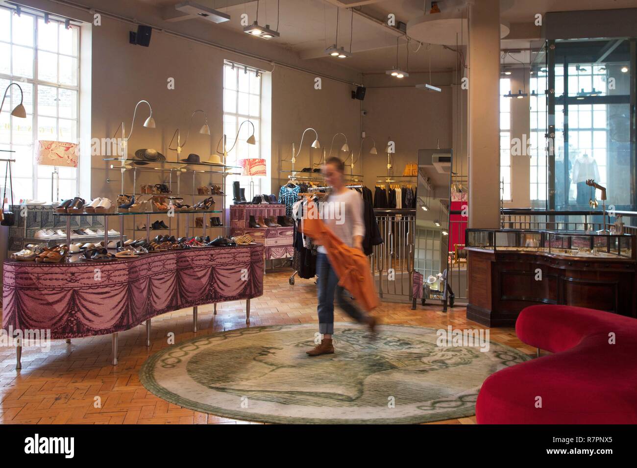Vereinigtes Königreich, Somerset County, Badewanne, Verkäuferin in der Jigsaw Clothing Store Stockfoto