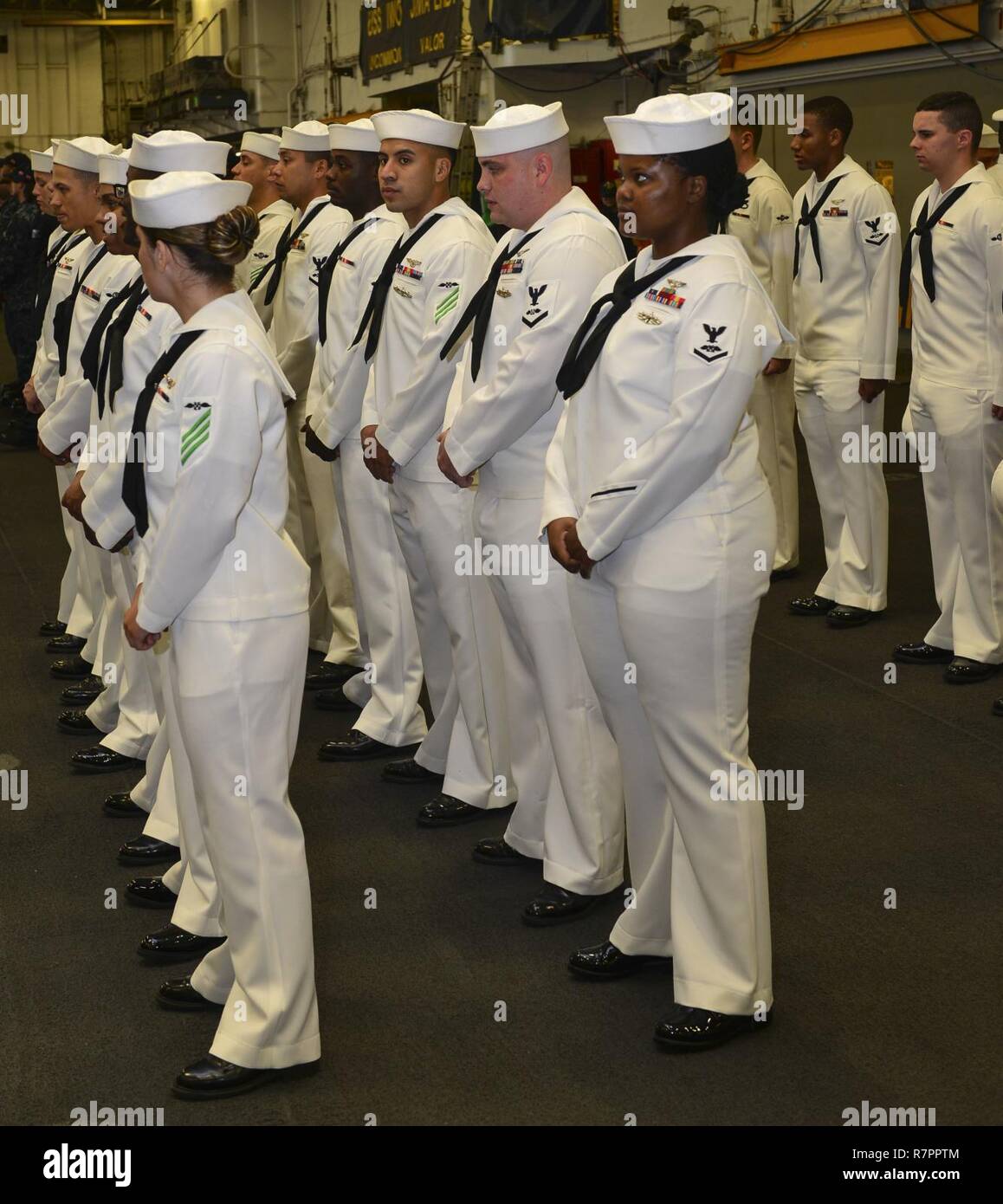 MAYPORT, Fla. (27. März 2017) - Segler stehen in der Ausbildung für Kleid weiß einheitliche Inspektion im Hangar Bucht des Amphibious Assault ship USS Iwo Jima (LHD7). Iwo Jima kam vor kurzem von der Durchführung einer Reihe von Qualifikationen und Zertifizierungen als Teil des grundlegenden Phase der Ausbildung in Vorbereitung auf die künftige Operationen und Bereitstellungen. Stockfoto