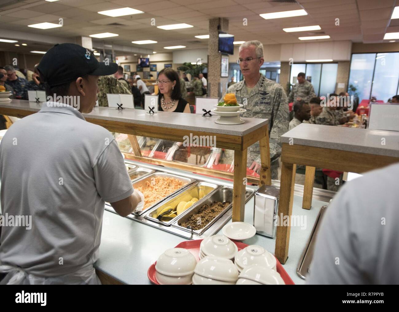 DIEGO GARCIA, Britisches Territorium im Indischen Ozean (Mar. 28, 2016) - Allg. Paul J. Selva, Stellvertretender Vorsitzender des Generalstabs, wird das Mittagessen an den sieben Grad Süd Café auf Diego Garcia als Teil eines Service Organisationen (USO) besuchen Sie für Service Mitglieder serviert. Us-Marine Support Facility Diego Garcia bietet Logistik-, Service-, Freizeit- und administrative Unterstützung nach den US-amerikanischen und alliierten Truppen sich auf den Indischen Ozean und den Persischen Golf stationiert. Stockfoto