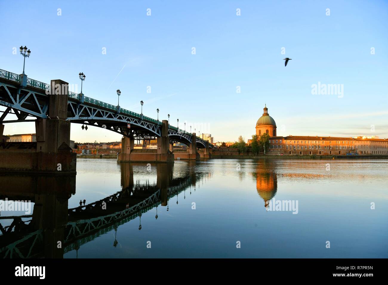 Frankreich, Haute Garonne, Toulouse, Garonne Banken, Saint Pierre Brücke und Kuppel von Saint Joseph de La Grave Krankenhaus Stockfoto