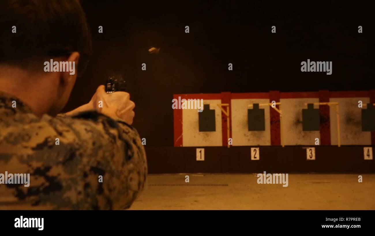 Us Marine Cpl. Jakob Kirchner Brände die M9A1 9-mm-Pistole während einer vierteljährlichen Pistole vertrautheit bei Vaernes Garnison, Norwegen, 29. März 2017. Marine Drehkraft Europa 17,1 (MRF-E) baut auf der Zusammenarbeit mit Norwegen durch gemeinsame Werte und Erfahrungen. Kirchner ist eine Strafverfolgung Marine mit MRF-E. Stockfoto