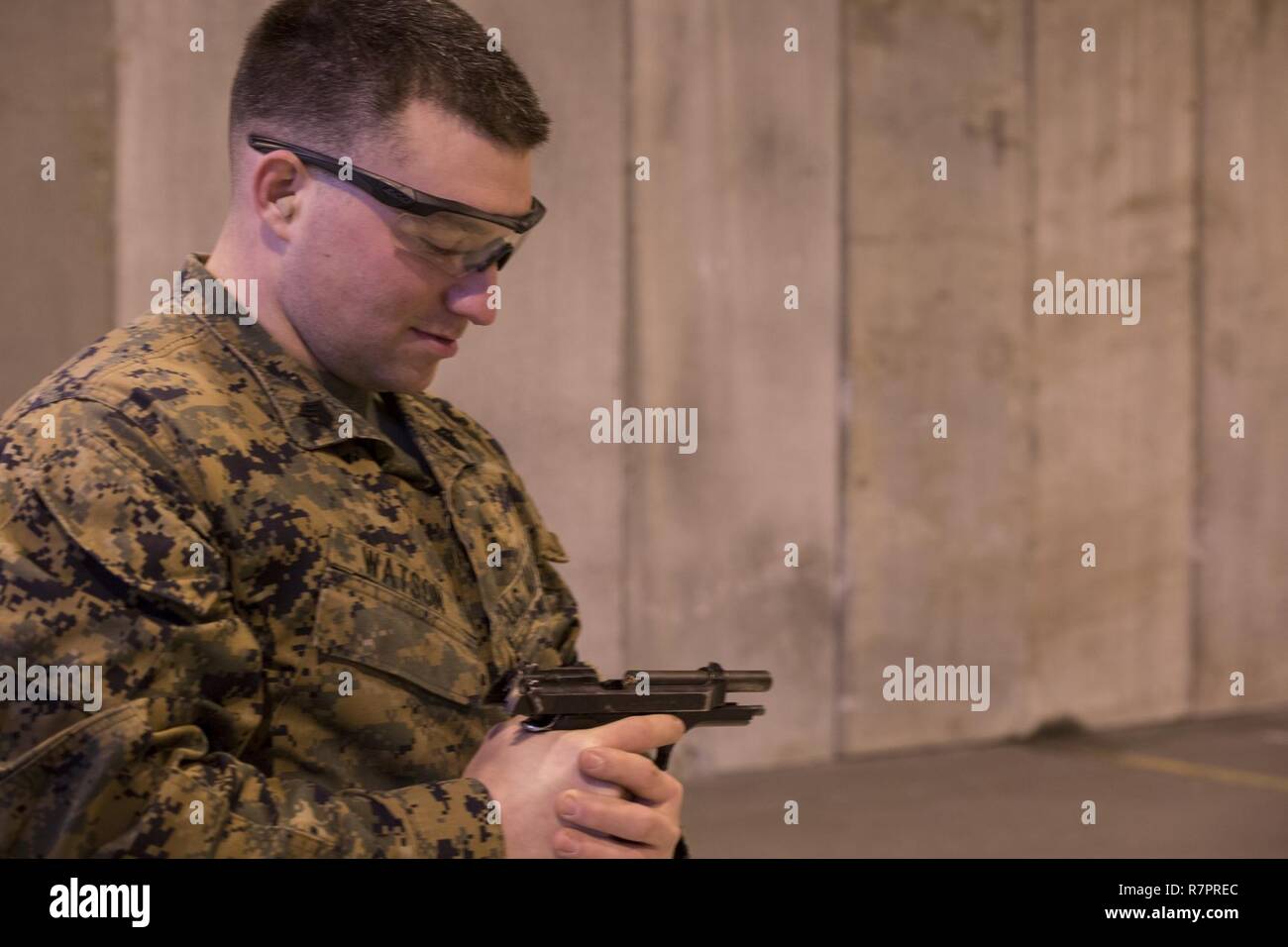 Us Marine Sgt. John Watson löscht die M9A1 9-mm-Pistole während einer vierteljährlichen Pistole vertrautheit bei Vaernes Garnison, Norwegen, 30. März 2017. Marine Drehkraft Europa 17,1 (MRF-E) bleibt der gegenseitigen Verpflichtung und Vertrauen mit NATO-Verbündeten. Watson ist ein Strafverfolgung Marine mit MRF-E. Stockfoto