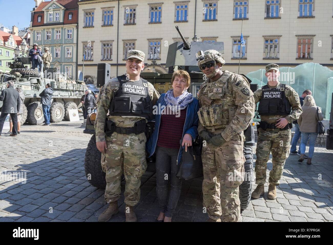 Battle Group Polen Soldaten Pose Mit Einem Teilnehmer Eines