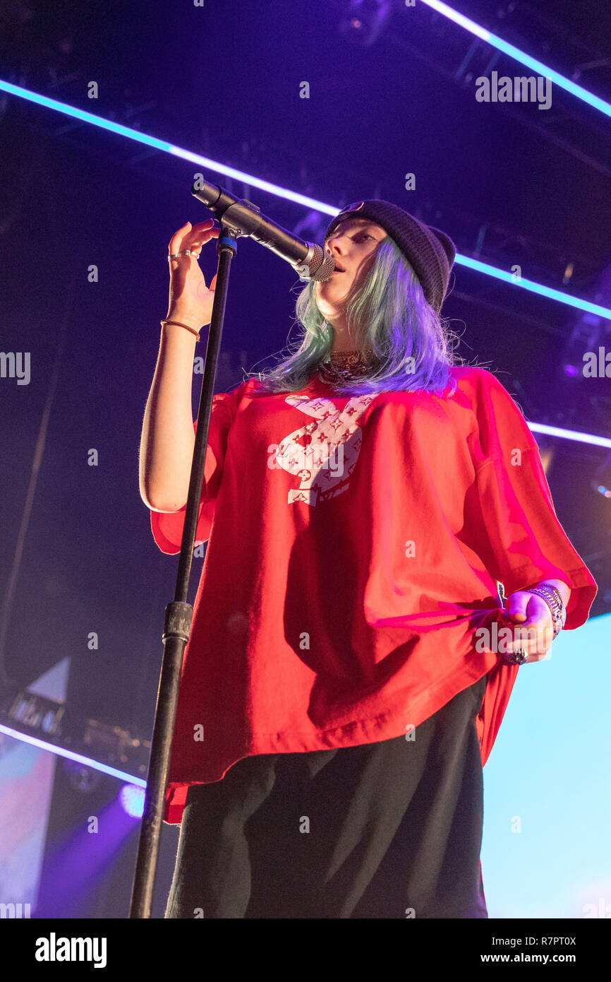 Inglewood, Kalifornien, USA. 9 Dez, 2018. BILLIE EILISH während der kroq Absolut Fast akustischen Weihnachten Konzert im Forum in Inglewood, Kalifornien Quelle: Daniel DeSlover/ZUMA Draht/Alamy leben Nachrichten Stockfoto