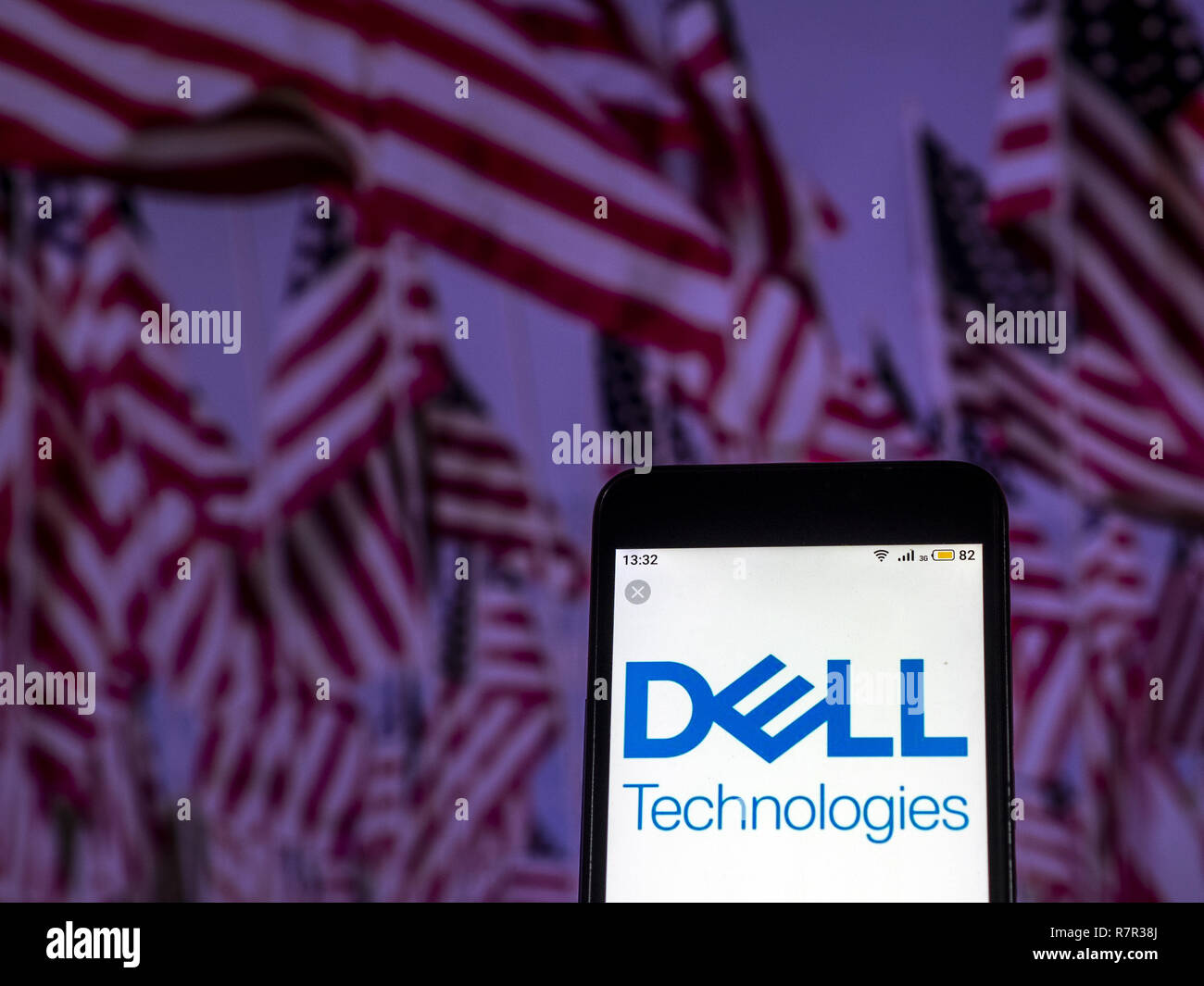 Kiew, Ukraine. 10 Dez, 2018. Dell Technologien Informationstechnologie Firmenlogo auf dem Smartphone angezeigt. Quelle: Igor Golovniov/SOPA Images/ZUMA Draht/Alamy leben Nachrichten Stockfoto
